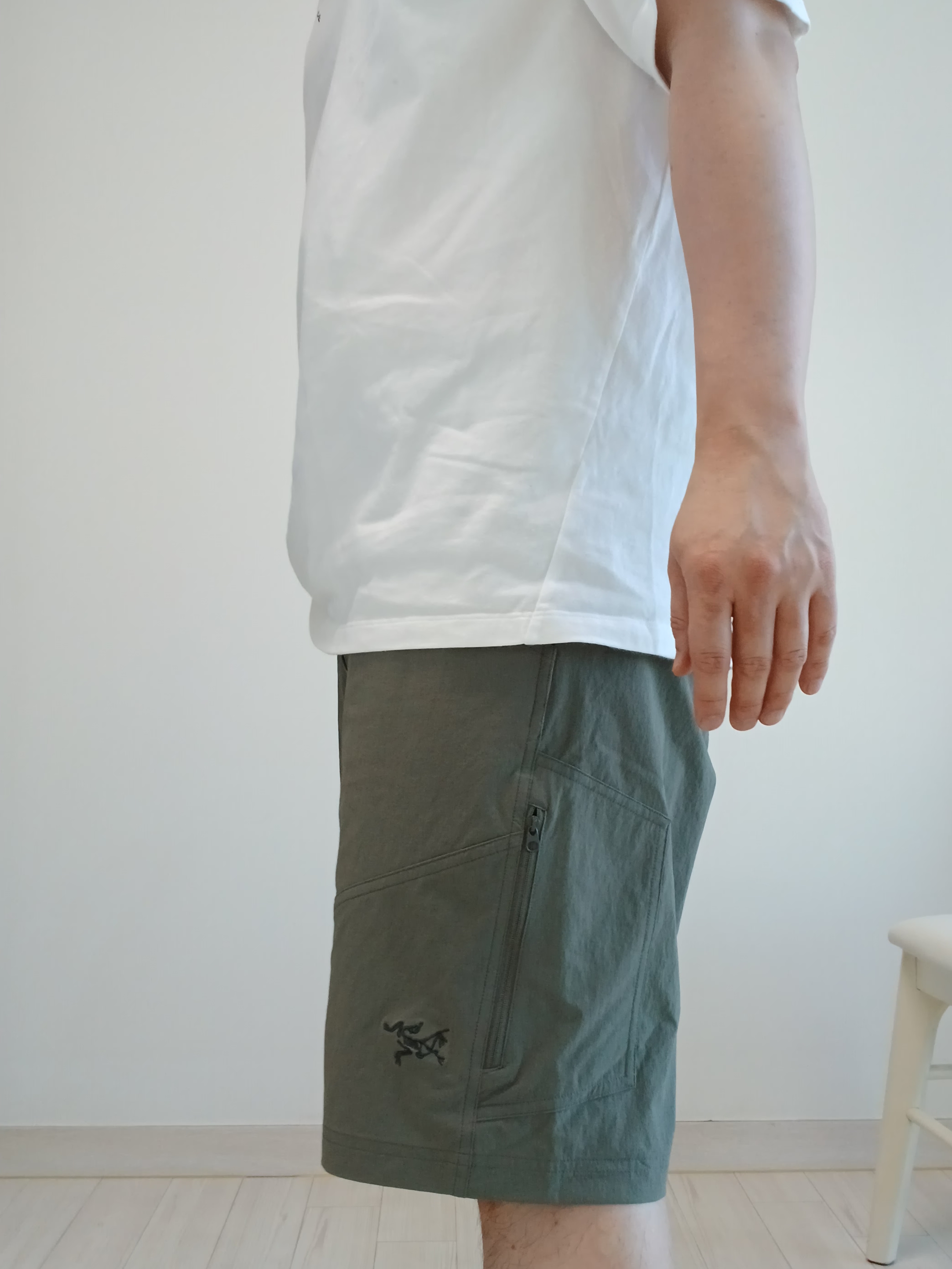 Arc'teryx Kragg Cotton Logo SS T-Shirt White Light Soul, Arc'teryx Cronin Shorts 11 Inch Black 착용 스타일 - 3