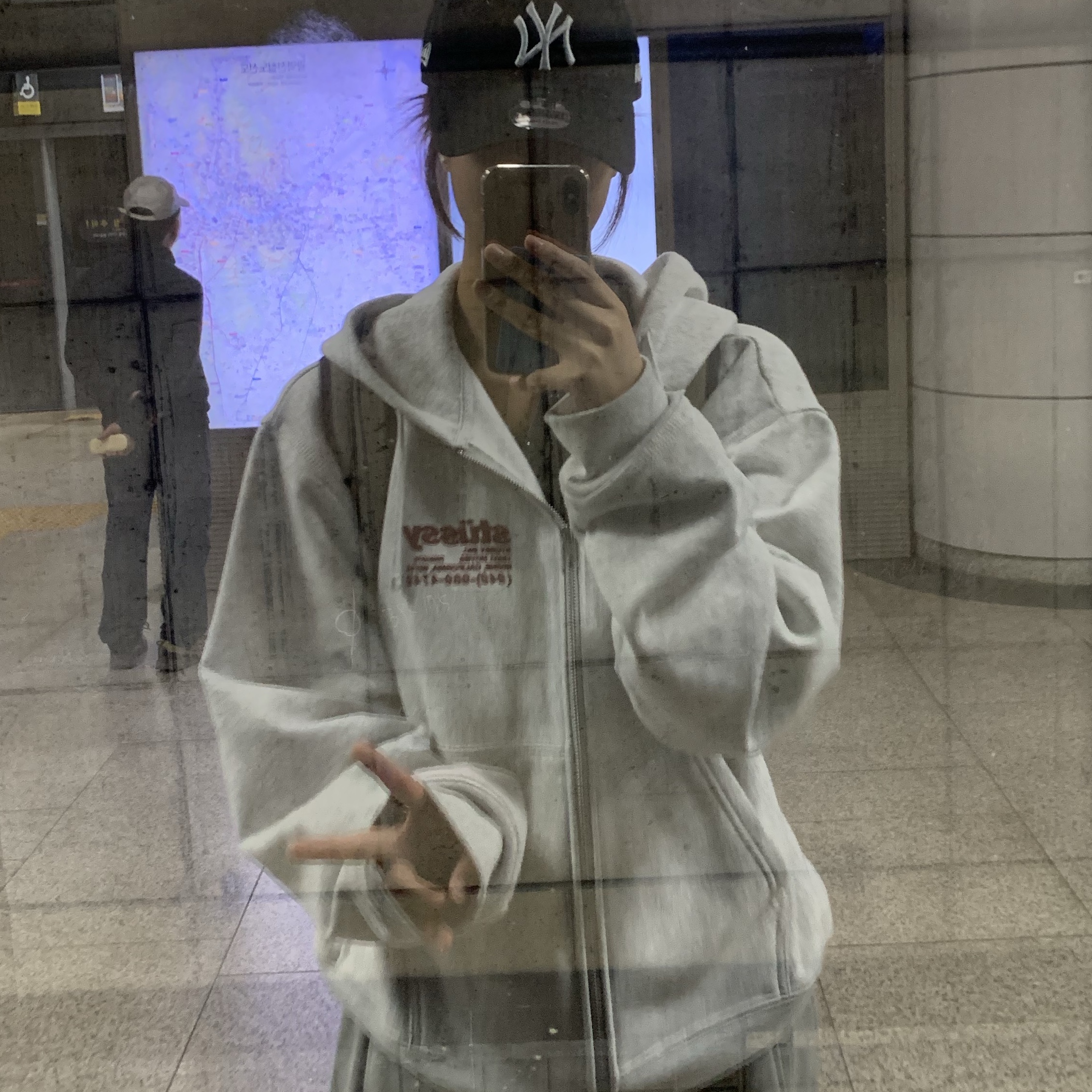 Stussy DNA Zip Hoodie Ash Heather 착용 스타일 - 2