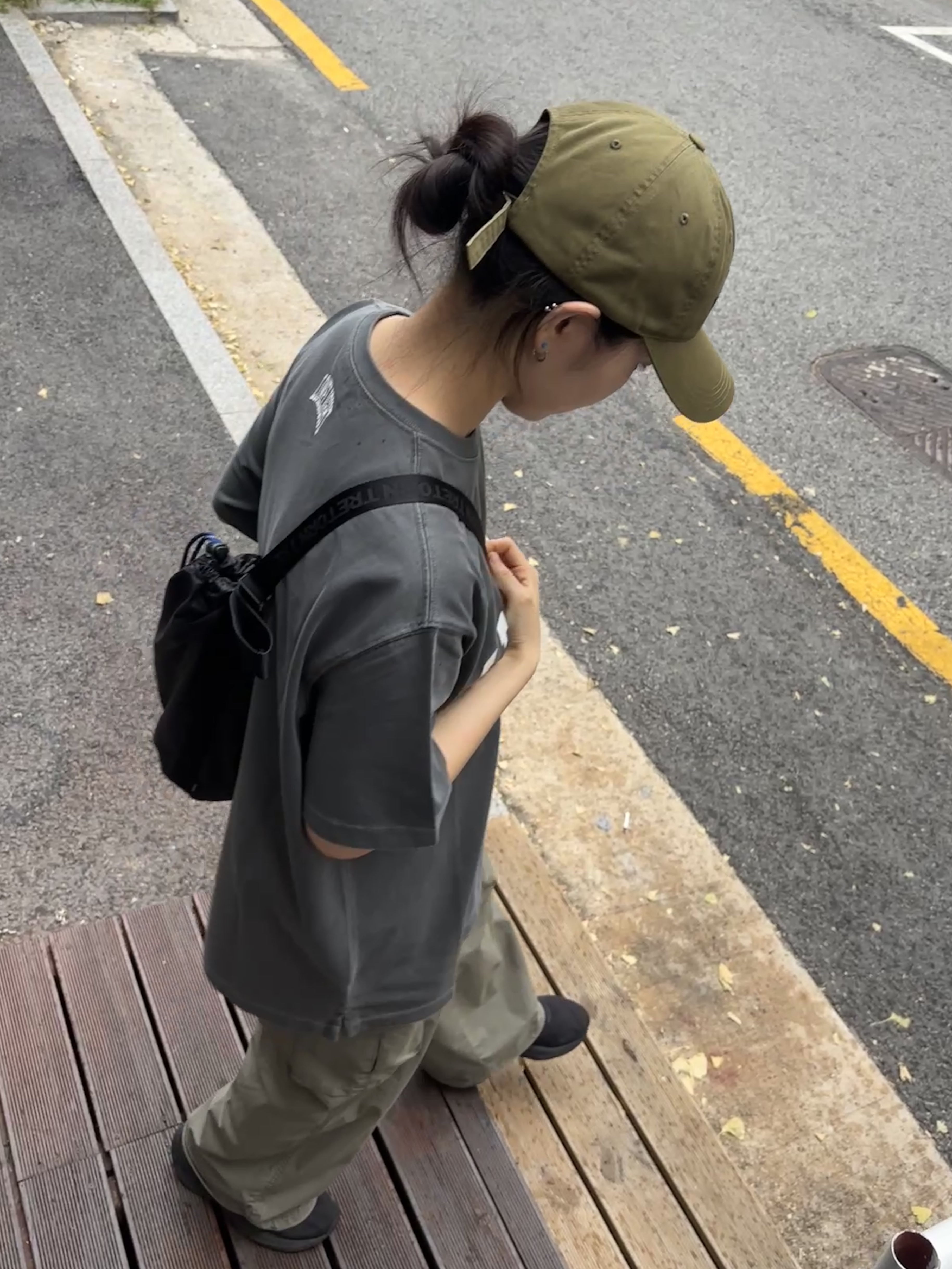 Tretorn Nylon Rip Sling Bag Black 착용 스타일 - 2