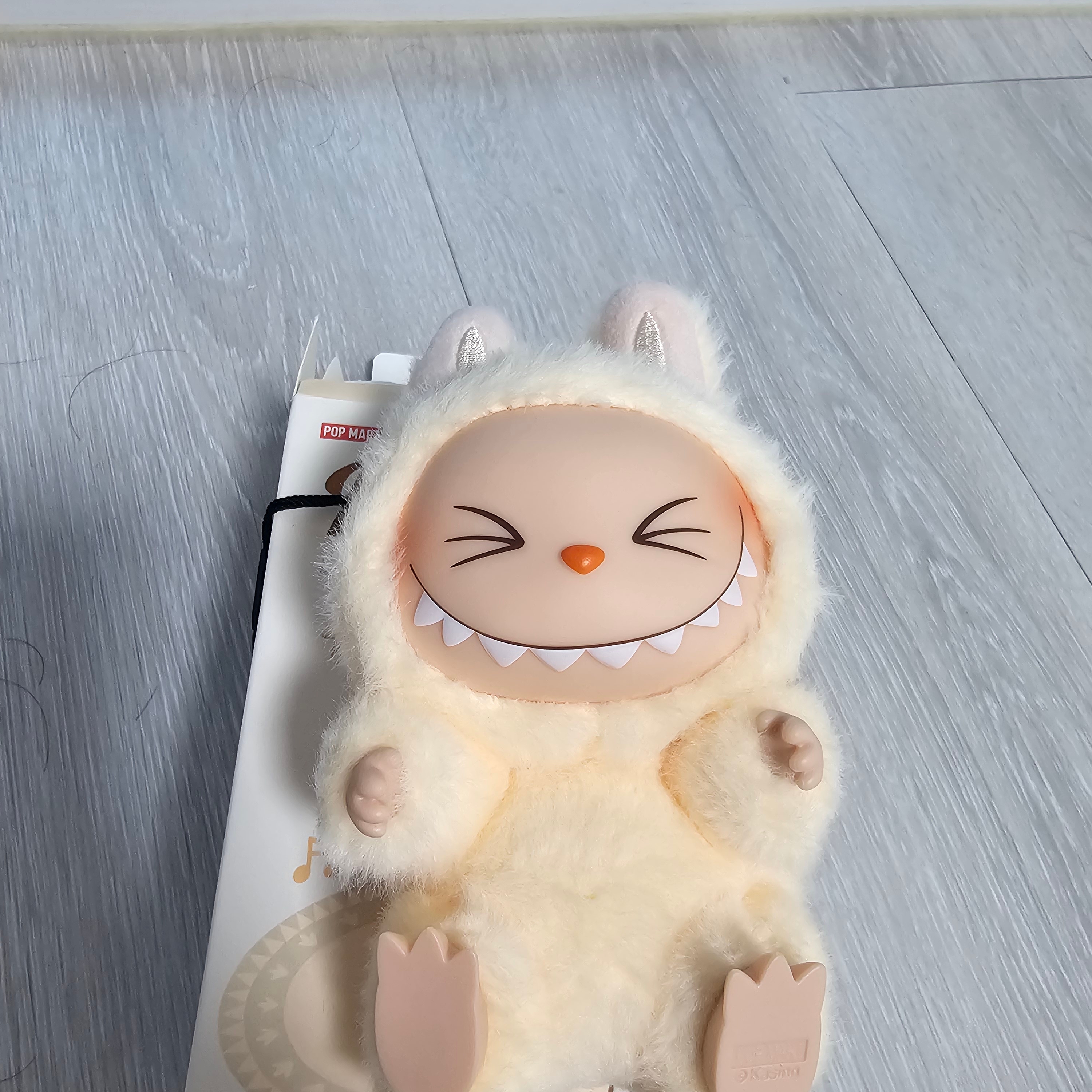 Pop Mart Labubu Let's Play Together Doll Series Sisi Keyring (Opened Case) 착용 스타일 - 1