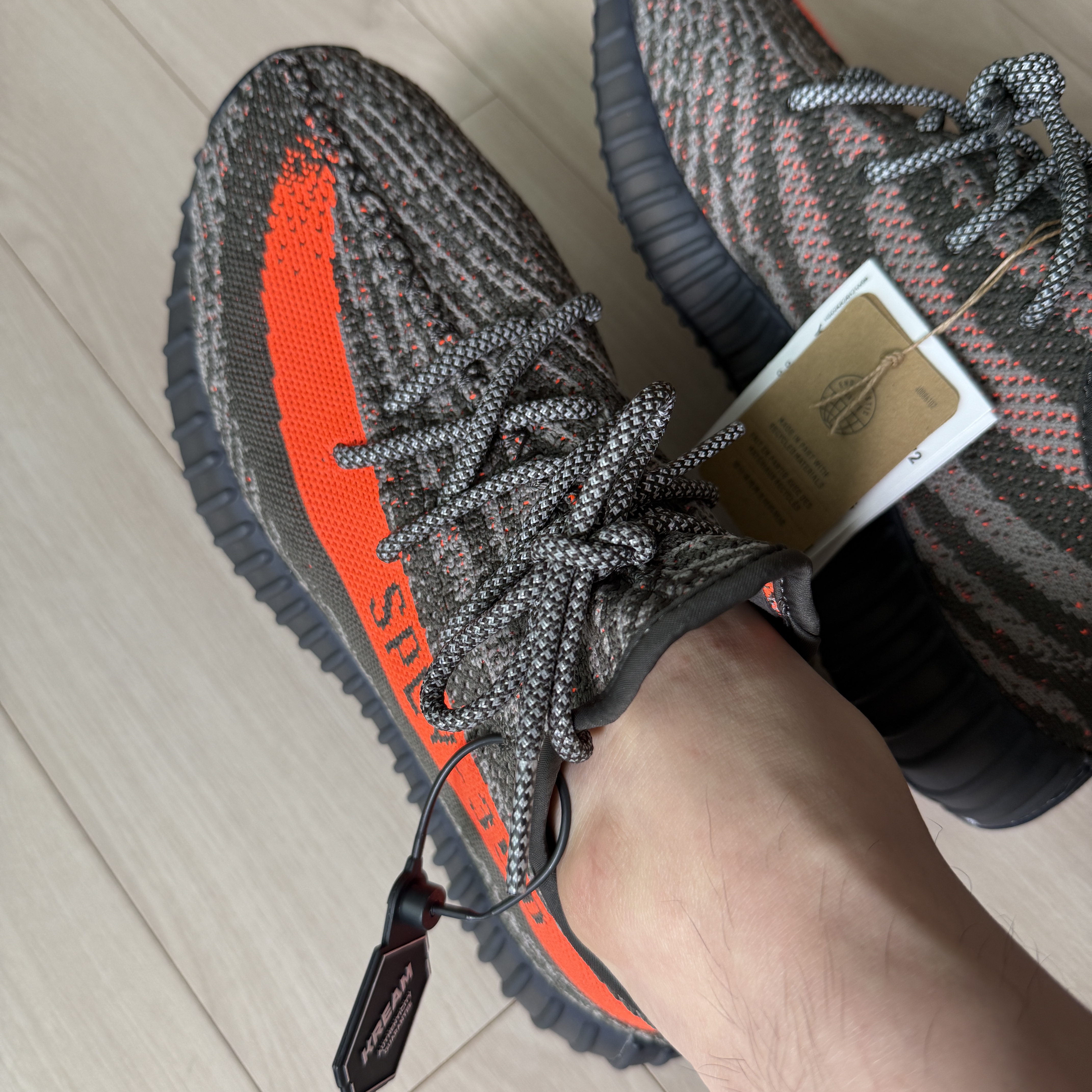 Adidas Yeezy Boost 350 V2 Carbon Beluga 착용 스타일 - 2