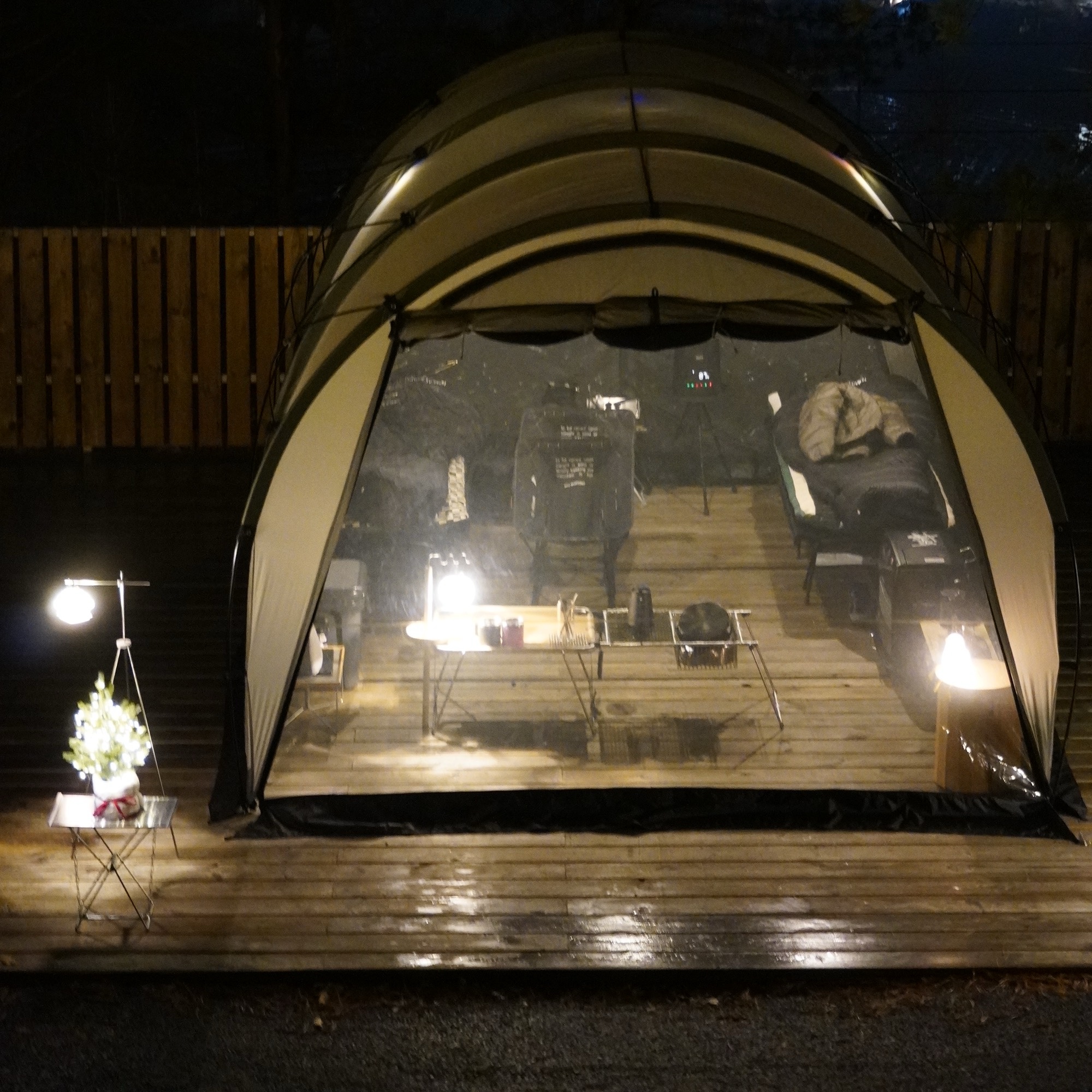 Helinox x Neighborhood Field Tunnel 4.35 Hangar Gray, New Balance x JJJJound 2002R Gore-Tex Pine 착용 스타일 - 3