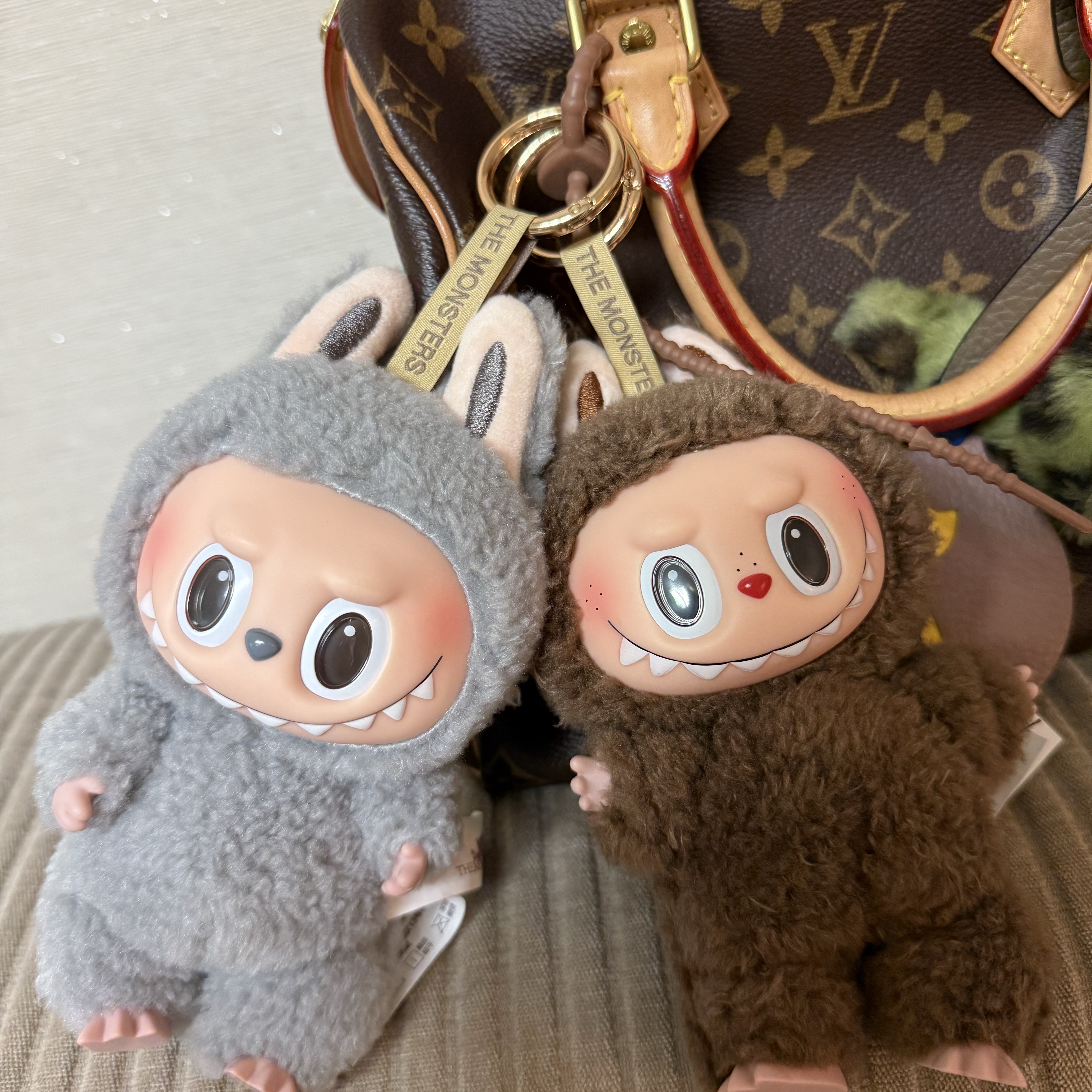 Pop Mart Labubu The Monsters Labubu Tasty Macarons Series Chestnut Cocoa Keyring (Opened Case) 착용 스타일