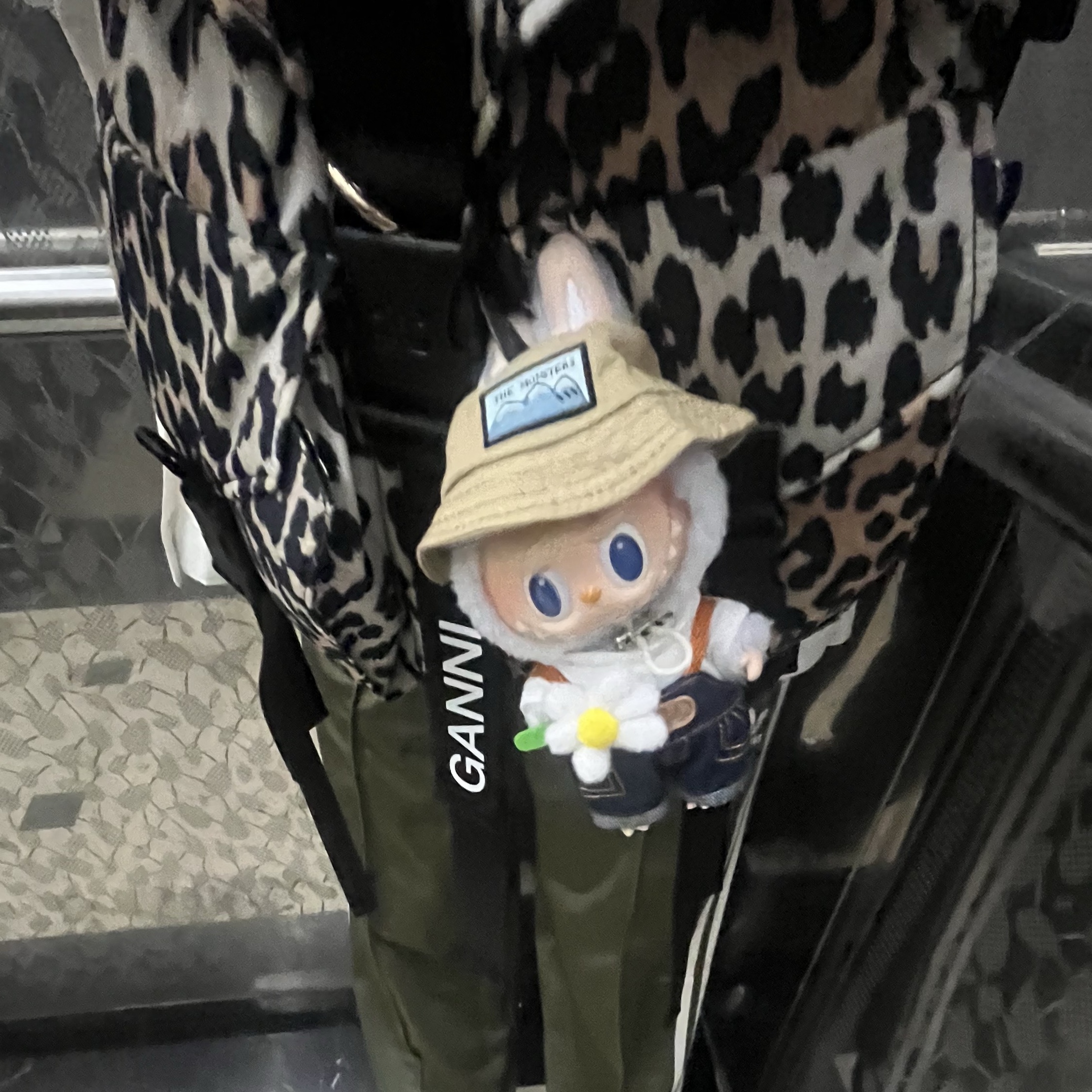 (W) Ganni Printed Drawstring Backpack Leopard, Pop Mart Fall In Wild Labubu Series Toy Keyring 착용 스타일 - 2