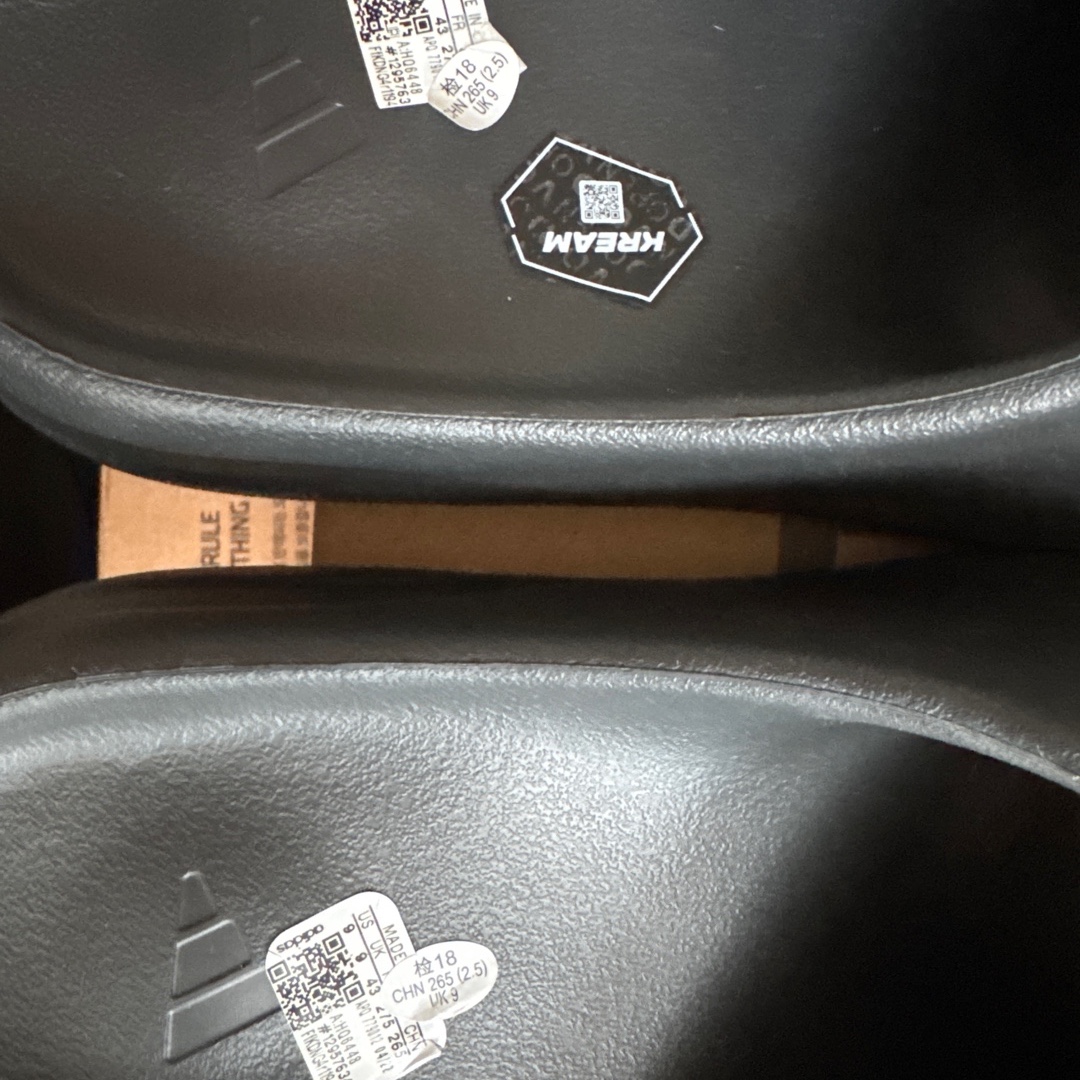 Adidas Yeezy Slide Onyx 착용 스타일 - 3