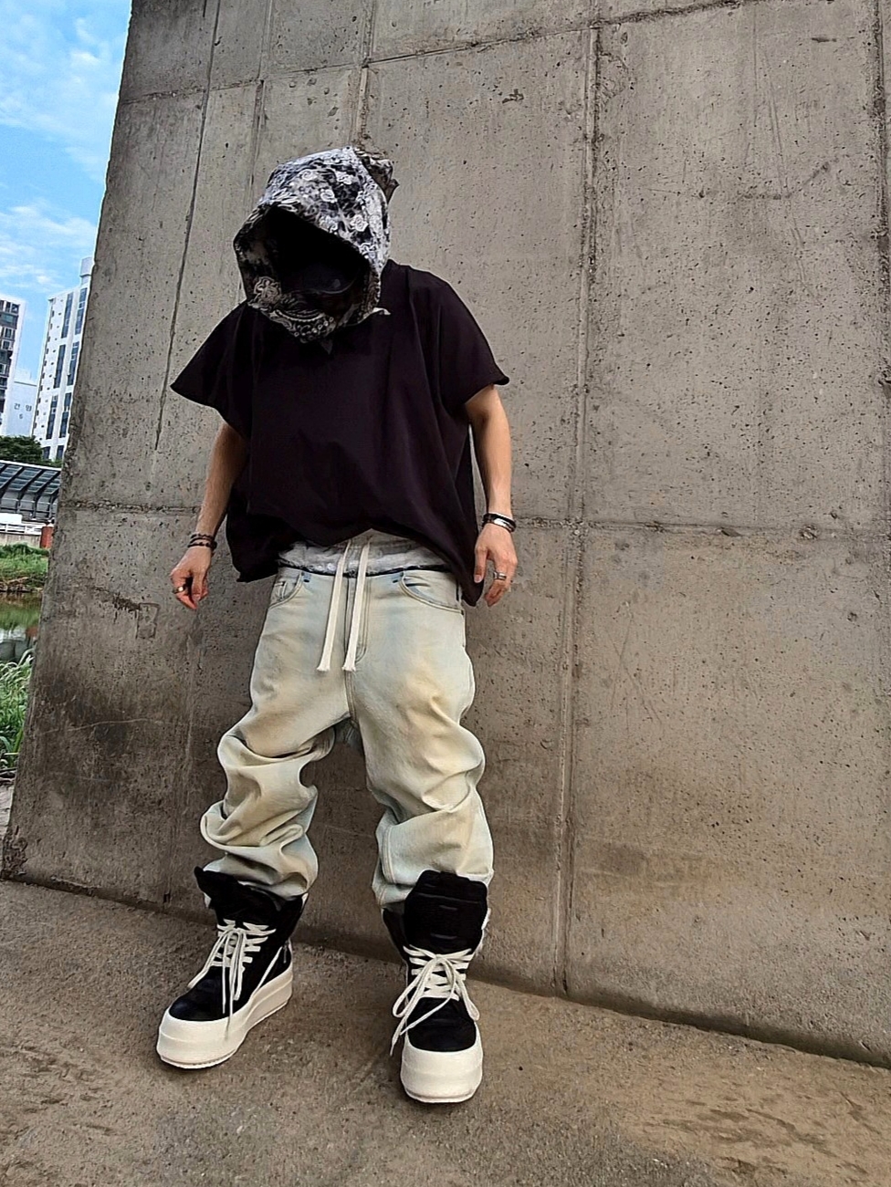 Yeezy One Box T-Shirt Black, Rick Owens Hollywood Mega Bumper Geobasket in Full Grain Calf Leather Black Milk 착용 스타일 - 1