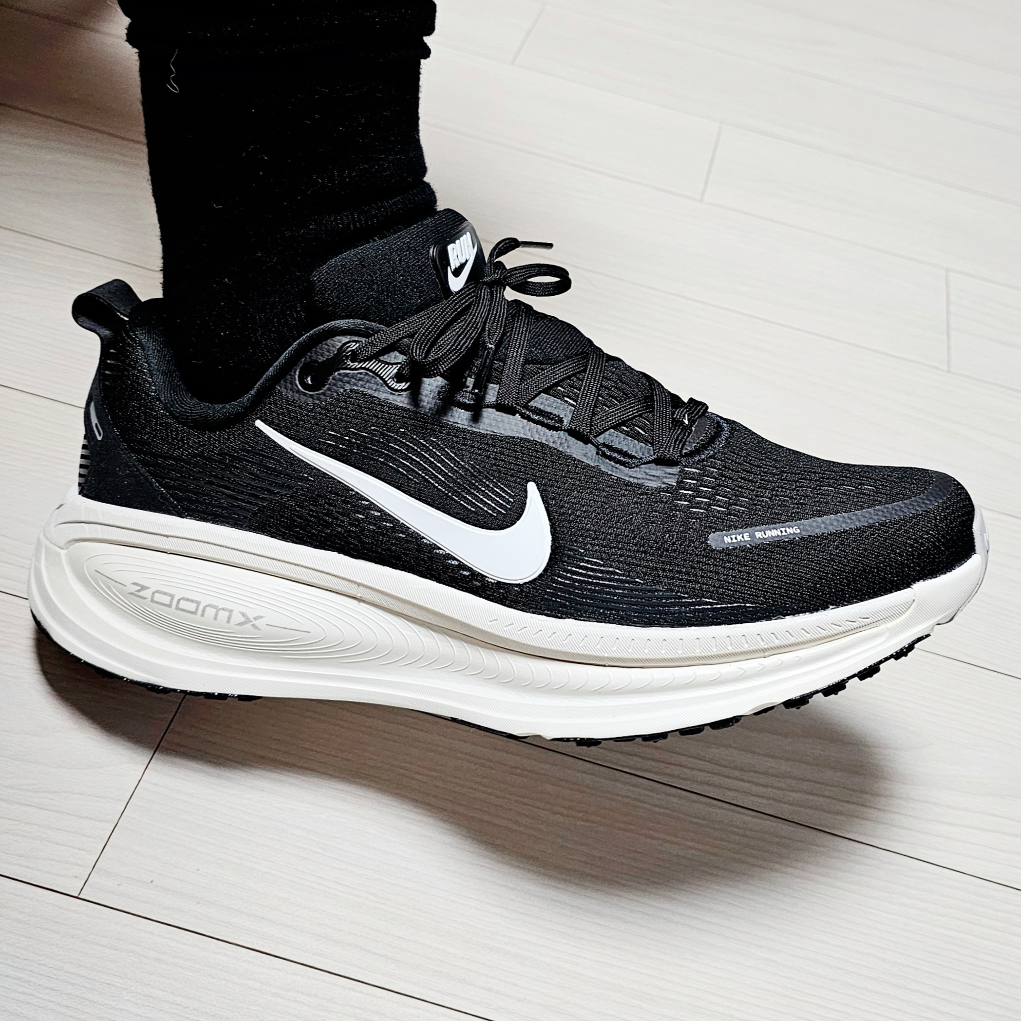 Nike Vomero 18 Black Coconut Milk 착용 스타일