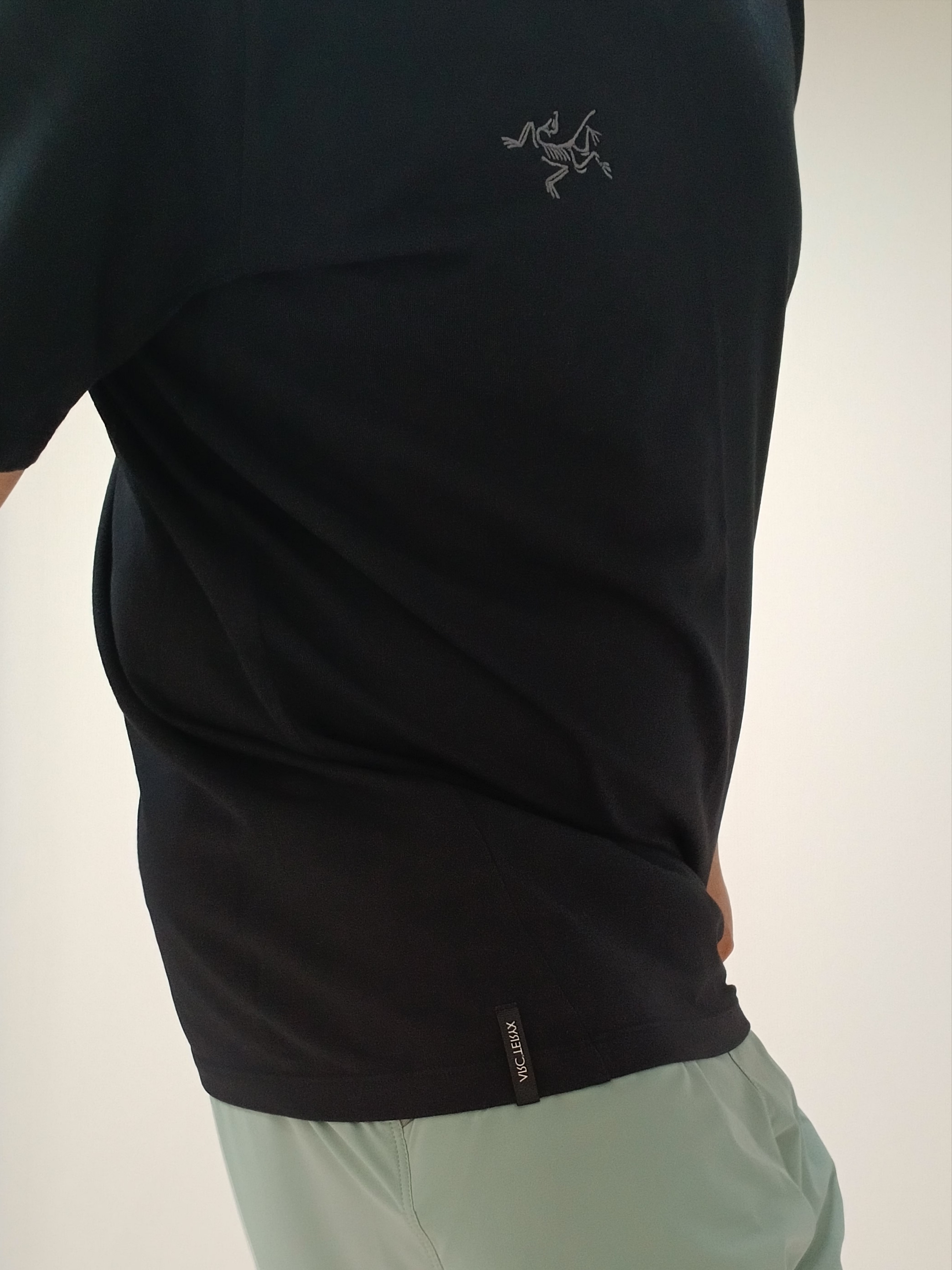 Arc'teryx Captive Arc'word SS T-Shirt Black, Arc'teryx Calvus Cap Black 착용 스타일 - 4