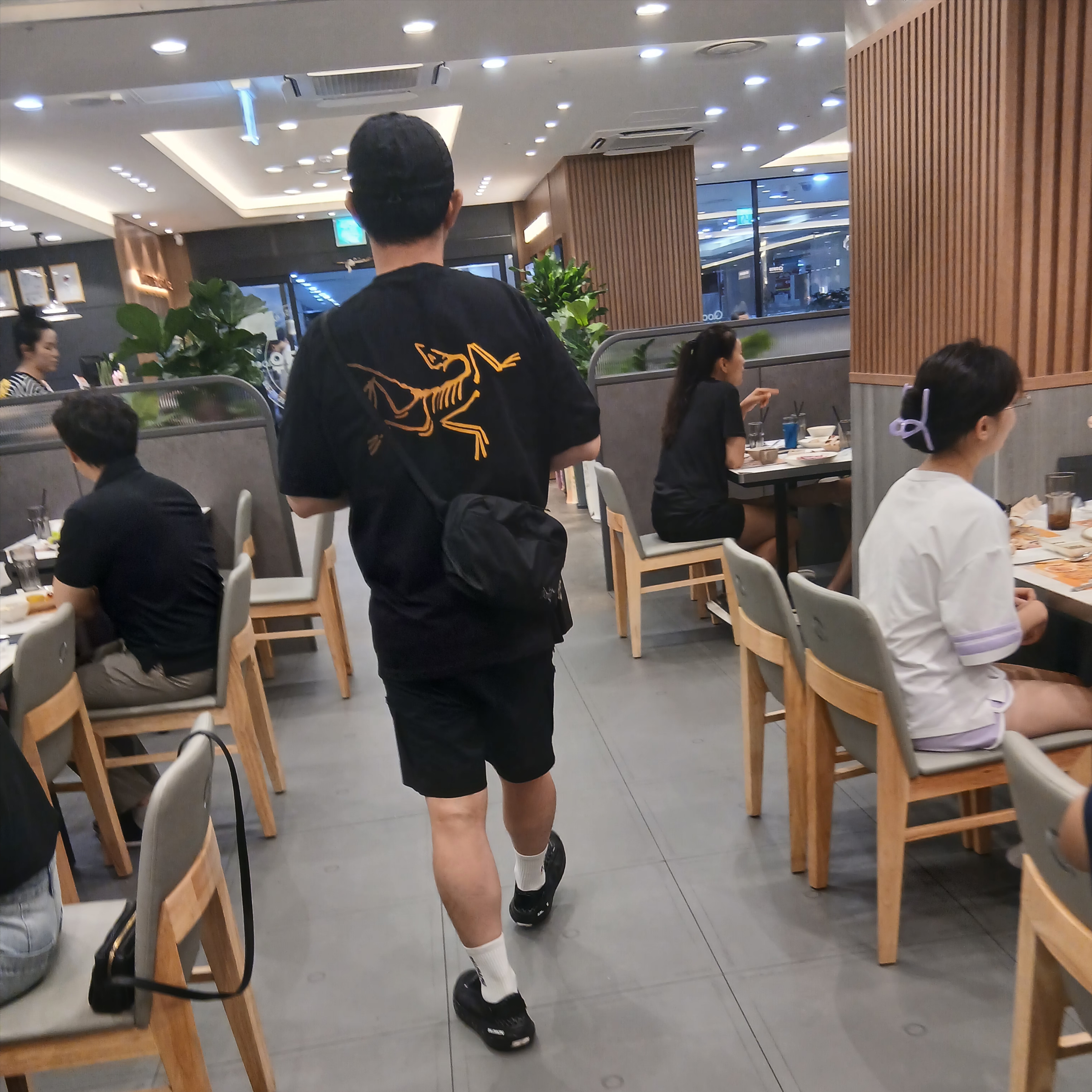 Arc'teryx Kragg Cotton Logo SS T-Shirt 24K Black, Arc'teryx Heliad 6 Crossbody Bag Black 착용 스타일 - 1