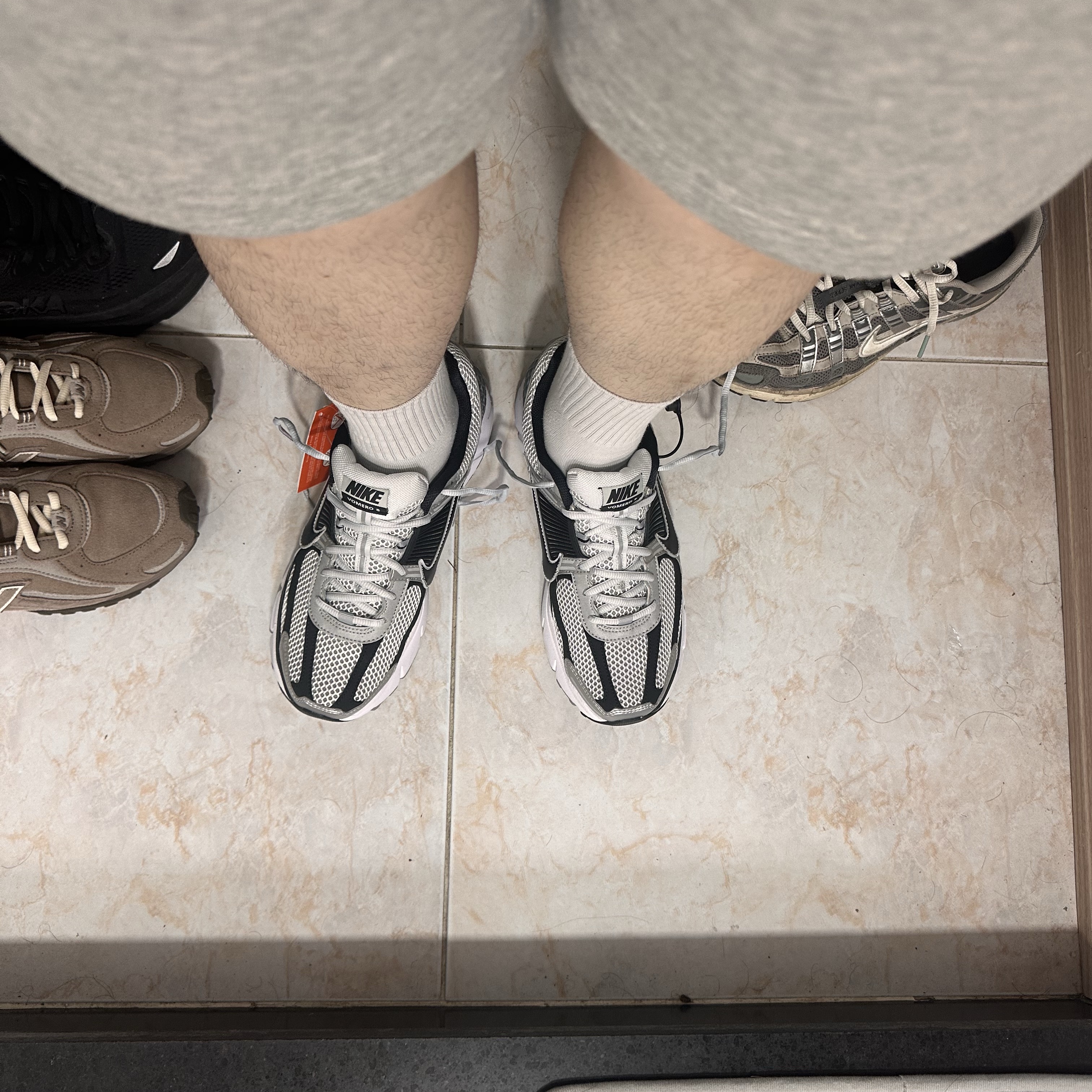 Nike Zoom Vomero 5 Metallic Silver Black 착용 스타일