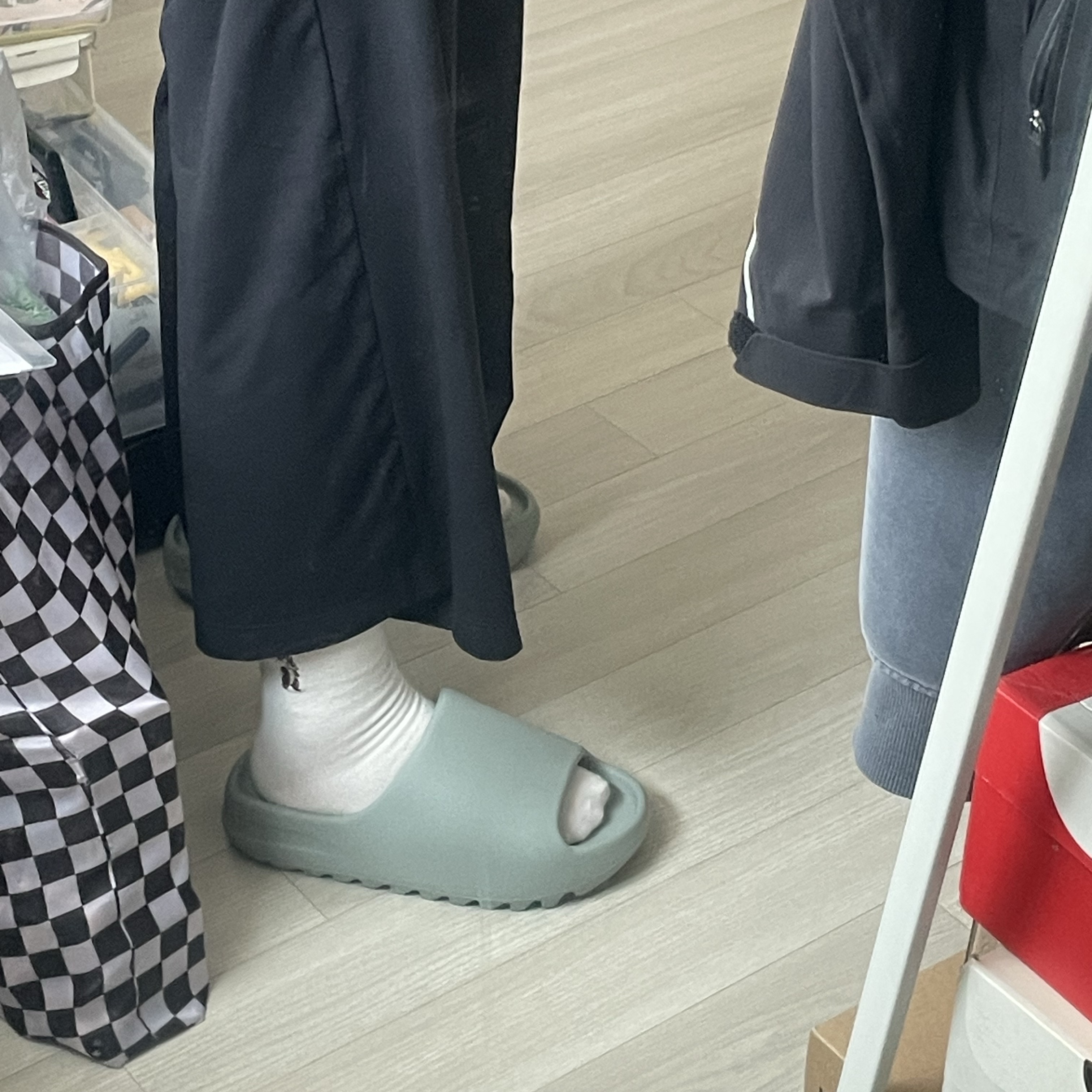 Adidas Yeezy Slide Salt 착용 스타일 - 2