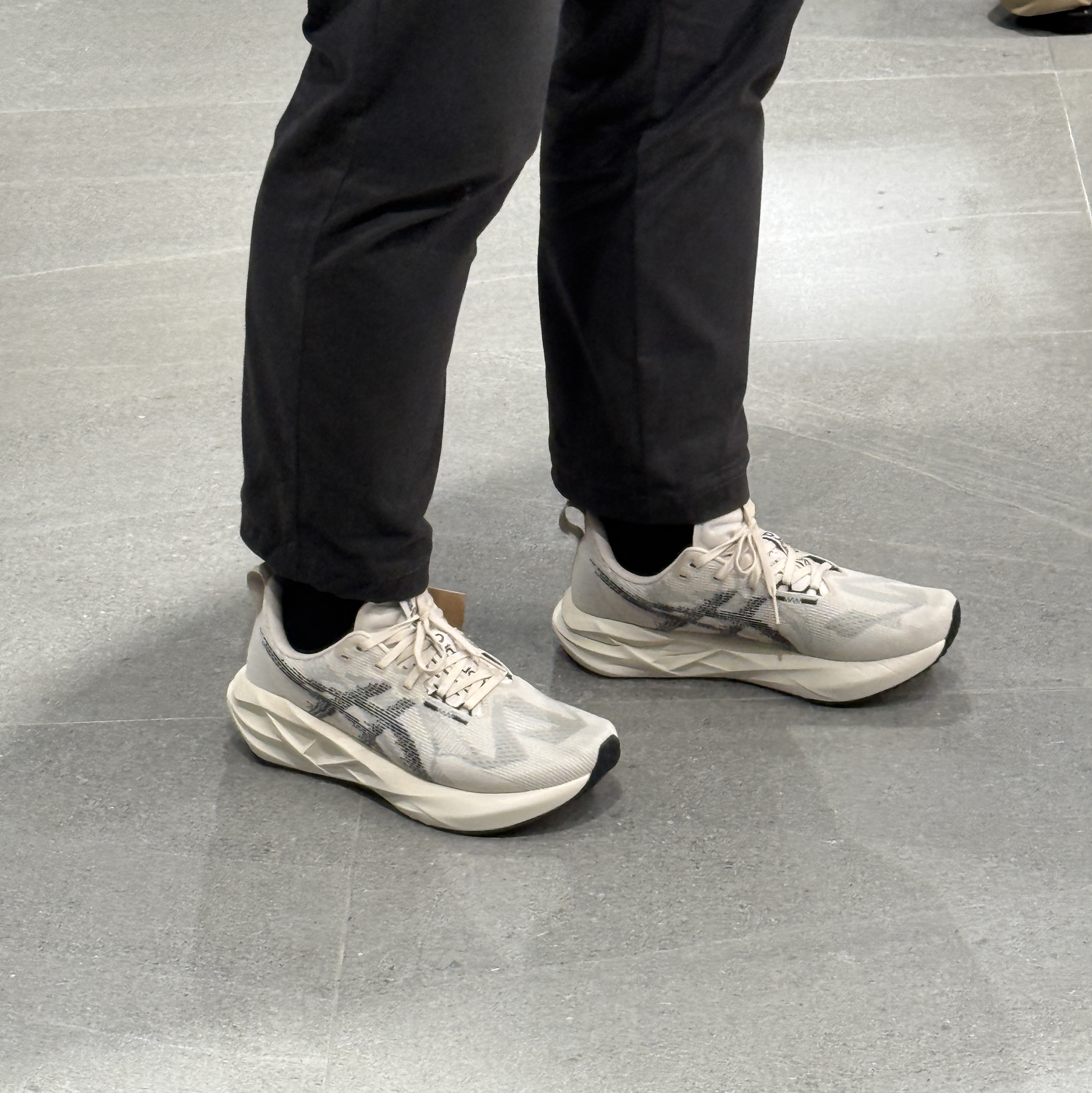 Asics Novablast 5 Oatmeal Black - D Standard 착용 스타일 - 3
