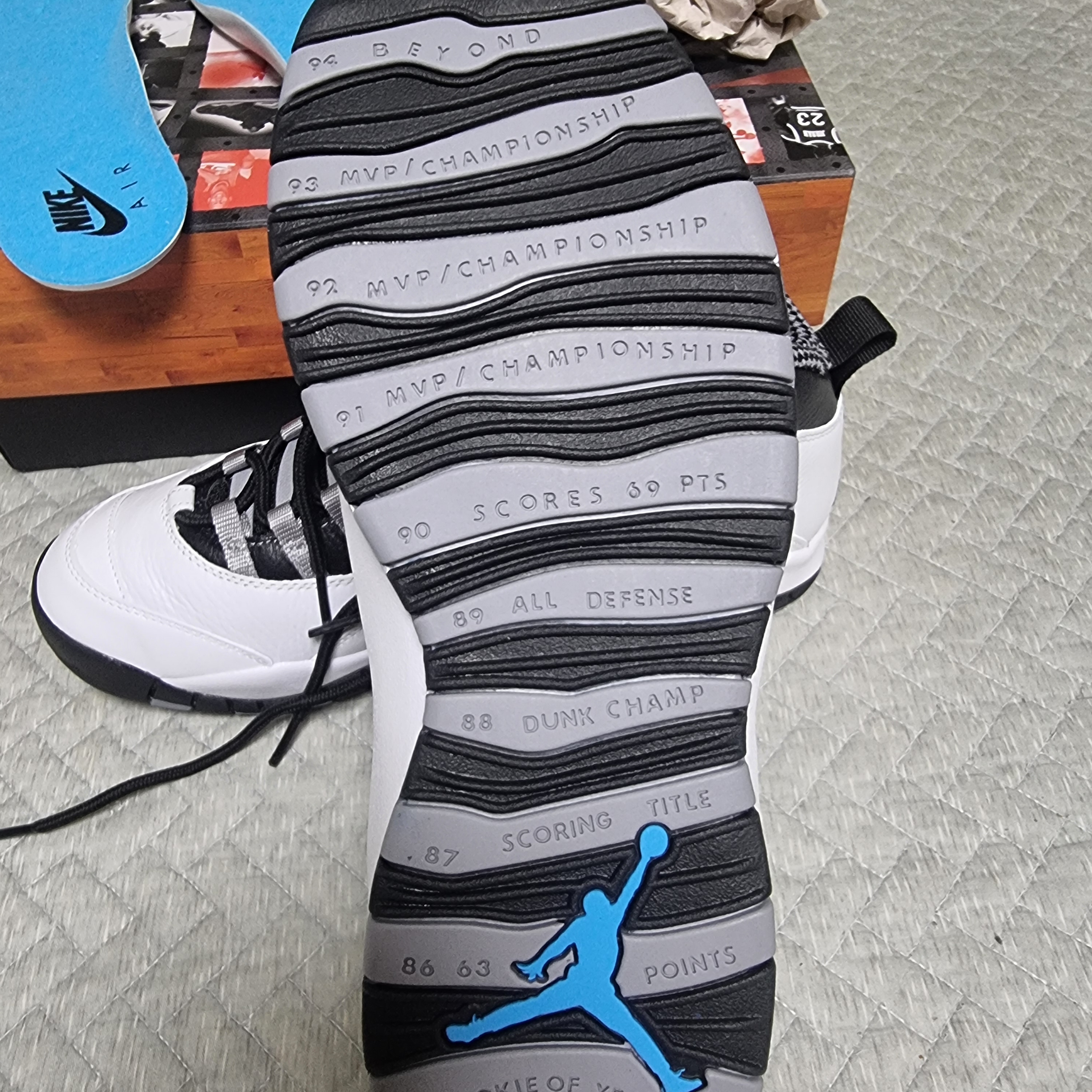 Jordan 10 Retro Light Steel Grey 착용 스타일 - 2