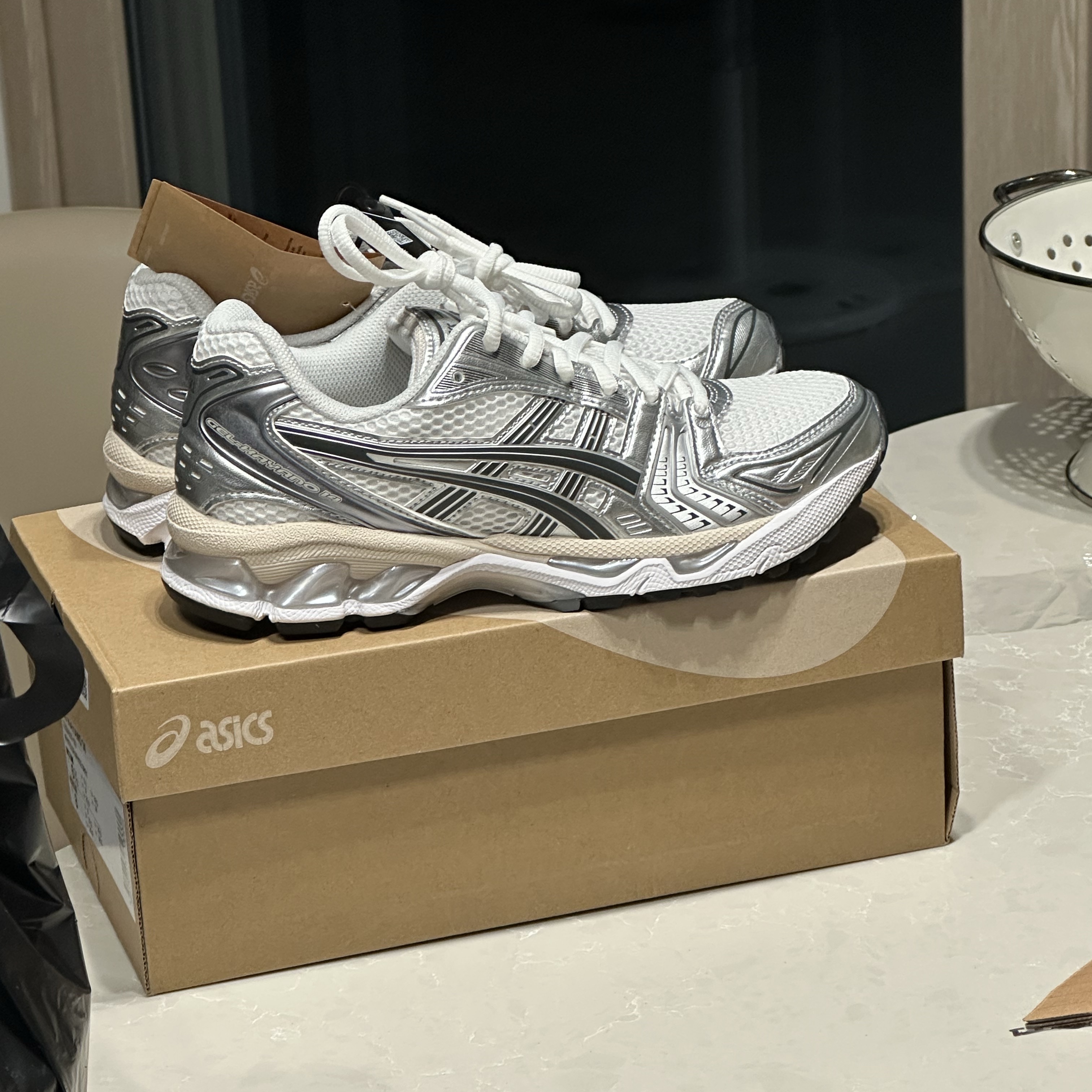 Asics Gel-Kayano 14 White Graphite Grey 착용 스타일