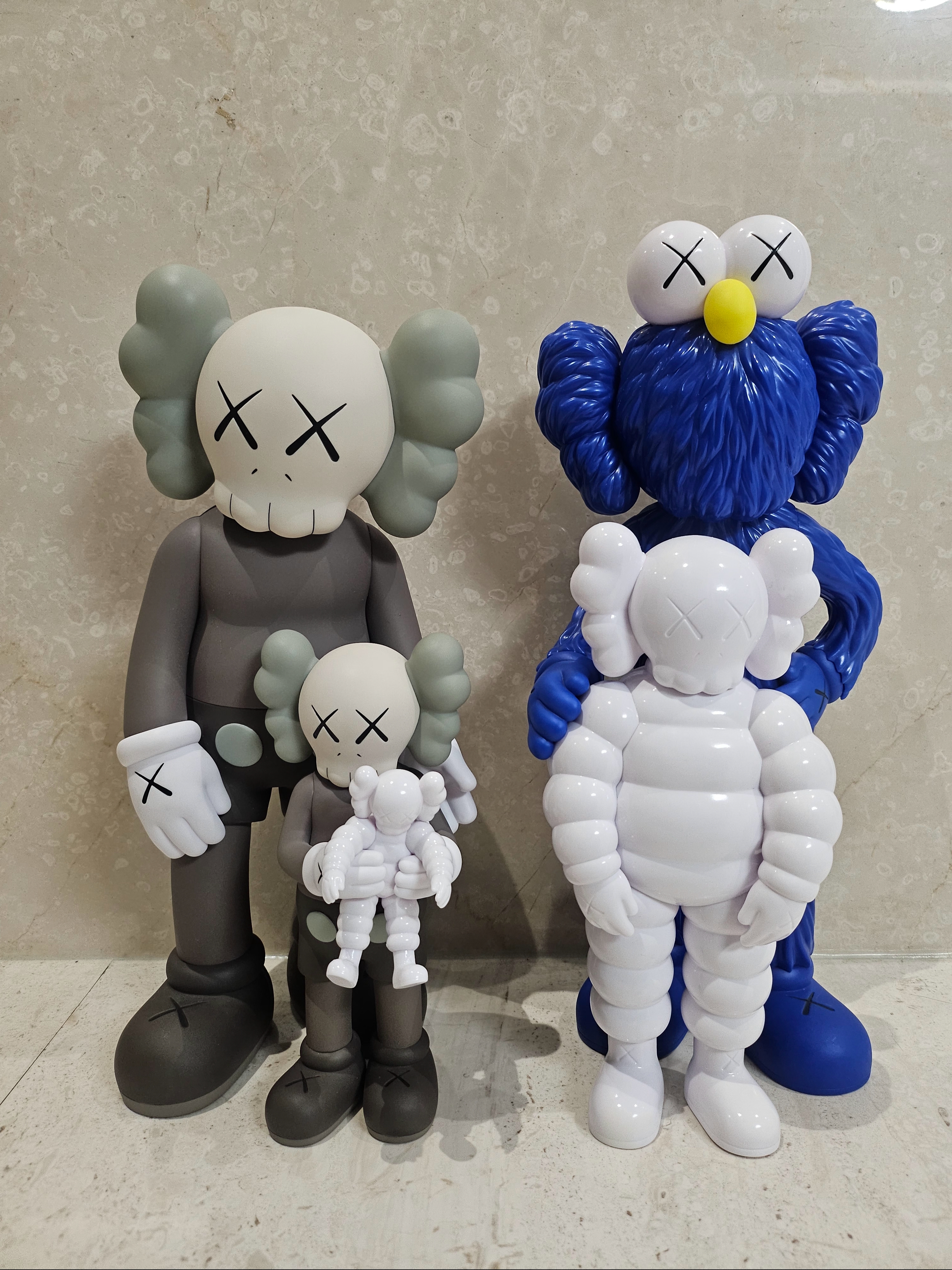 Kaws Family Vinyl Figure Brown Blue White 착용 스타일