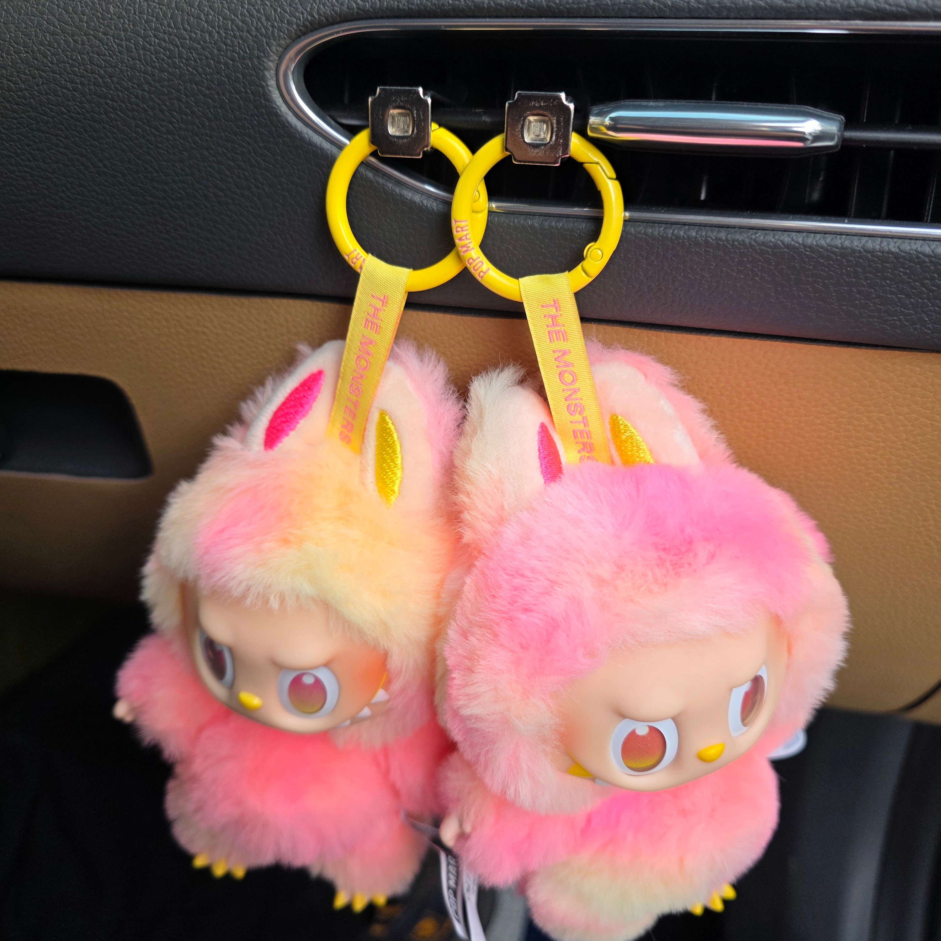 Pop Mart Labubu The Monsters Highlight Series Sealed Case (Bundle of 2/1 Blind Box) 착용 스타일
