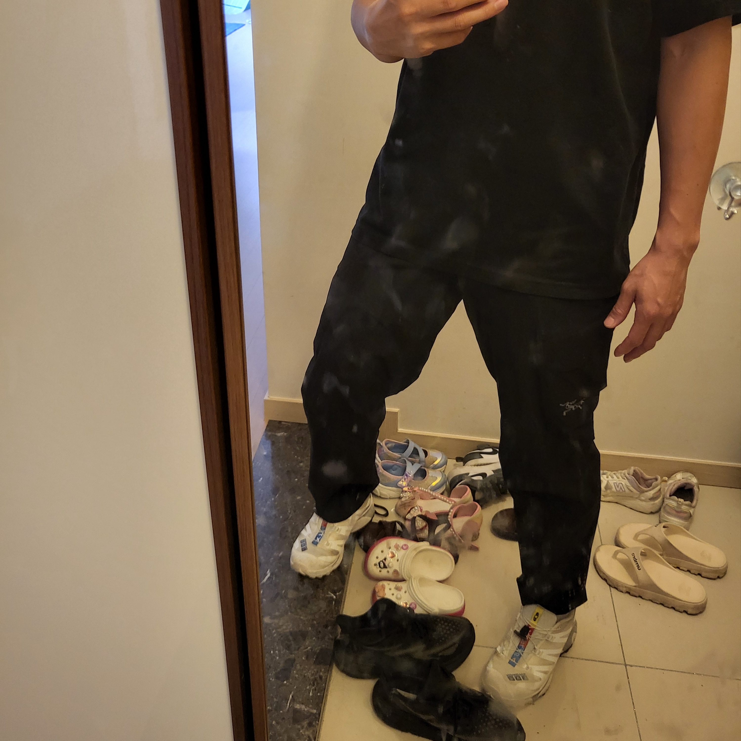 Arc'teryx Rampart Pants Black, Salomon XT-4 White Lunar Rock 착용 스타일