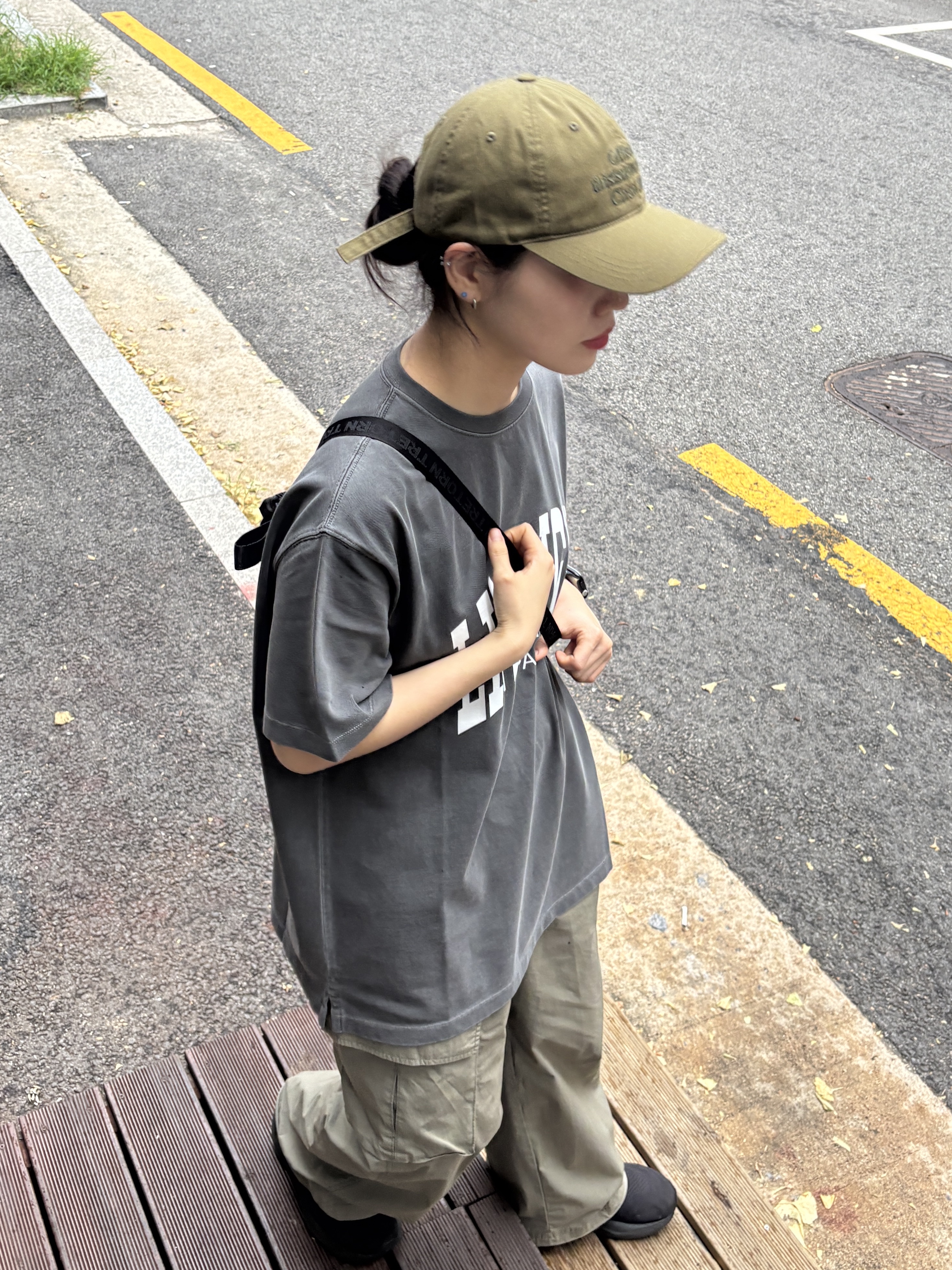 Tretorn Nylon Rip Sling Bag Black 착용 스타일 - 8