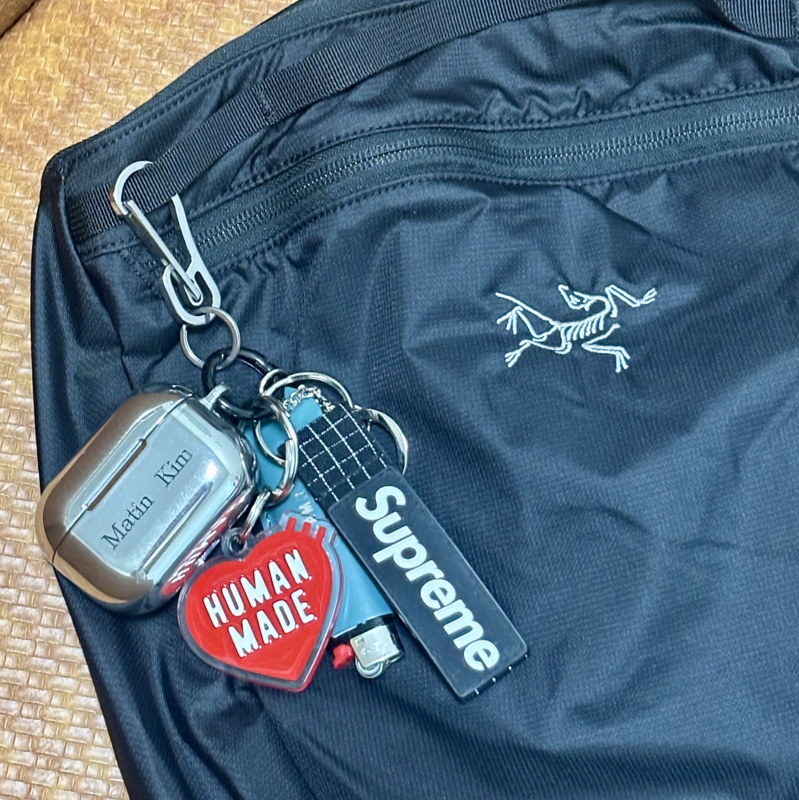 Arc'teryx Heliad 15 Backpack Black, Casetify x Matin Kim iPhone Basic Logo AirPods AirPods Pro 1st/2nd Gen Case Silver 착용 스타일