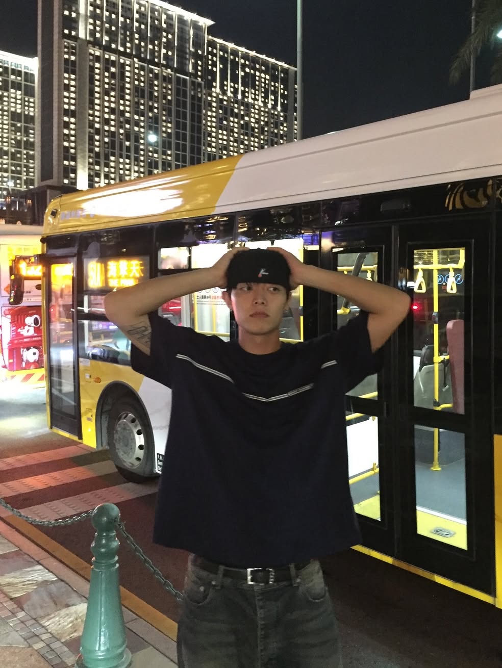 SPORT CHAMBER SC Line Symbol T-Shirt Navy, Keen Jasper Suede Sneakers Silver Mink 착용 스타일 - 1