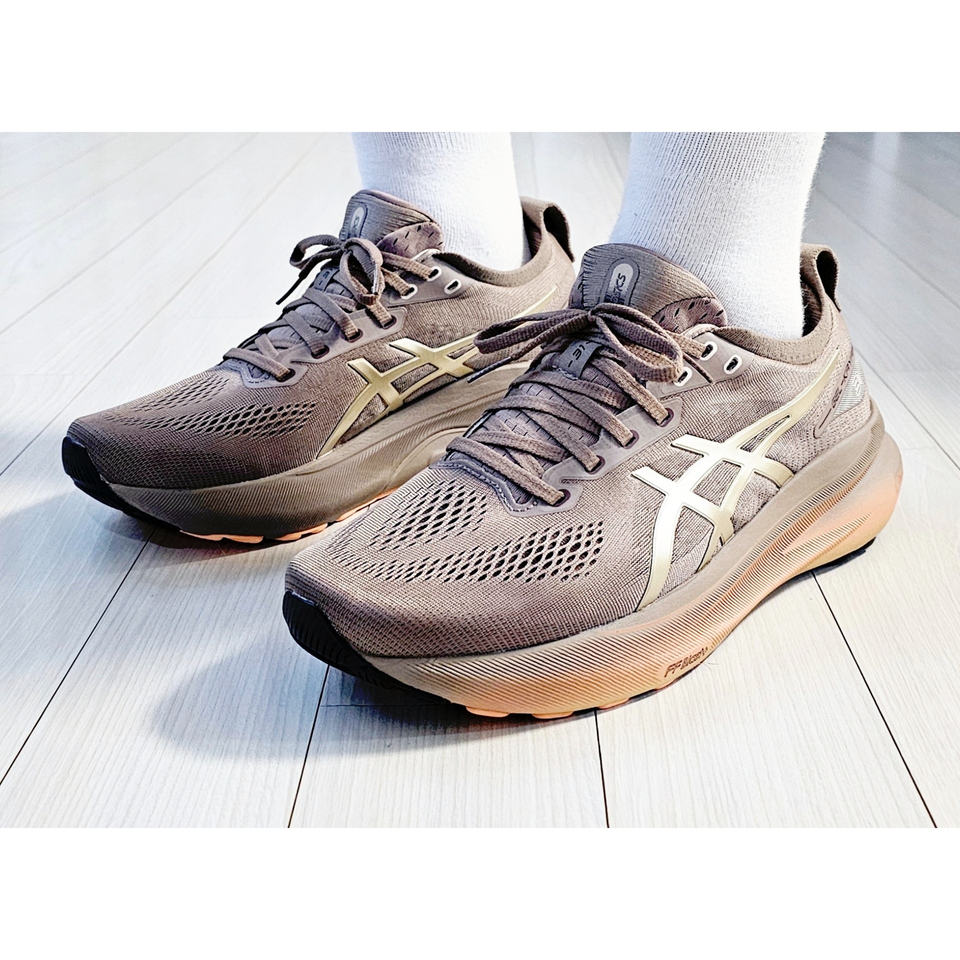 Asics Gel-Kayano 31 Luxe Taupe Grey 착용 스타일 - 1