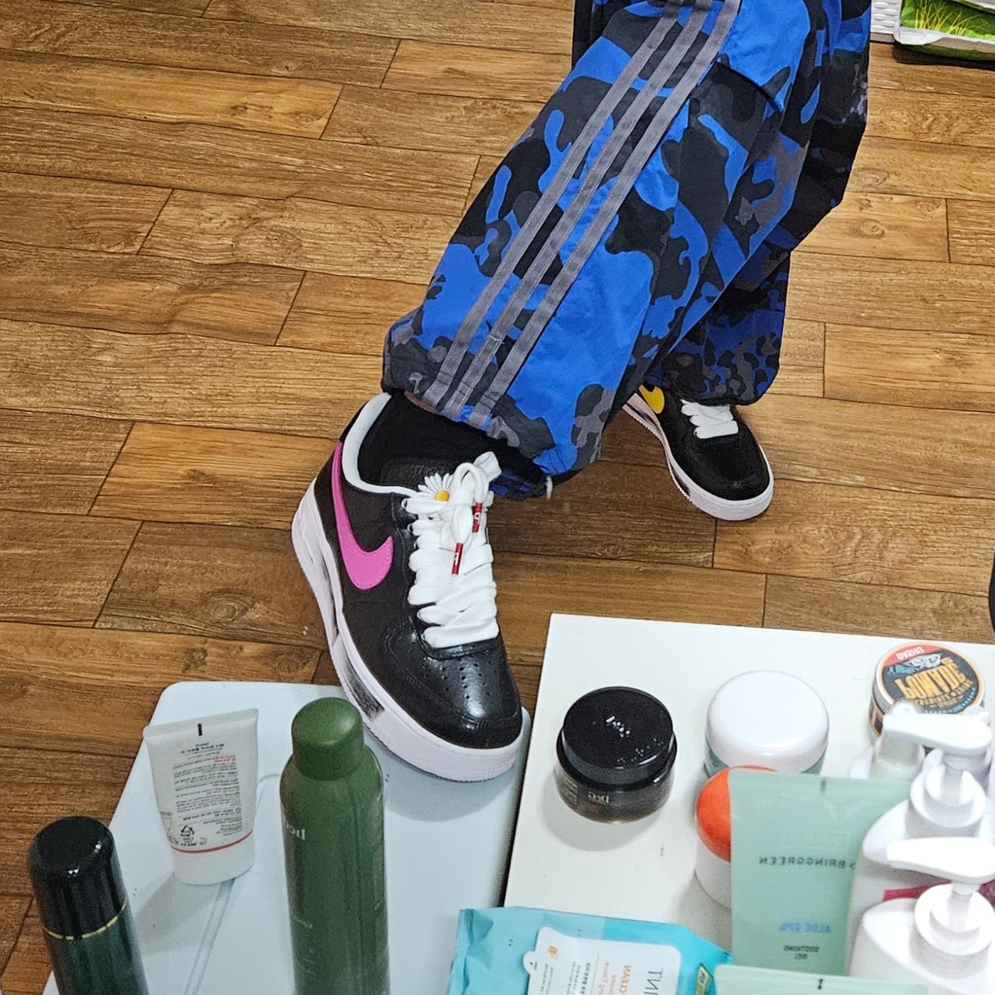 G-DRAGON Knit Cap Black, Adidas Camo Parachute Pants Black Trace Grey - KR Sizing 착용 스타일 - 3