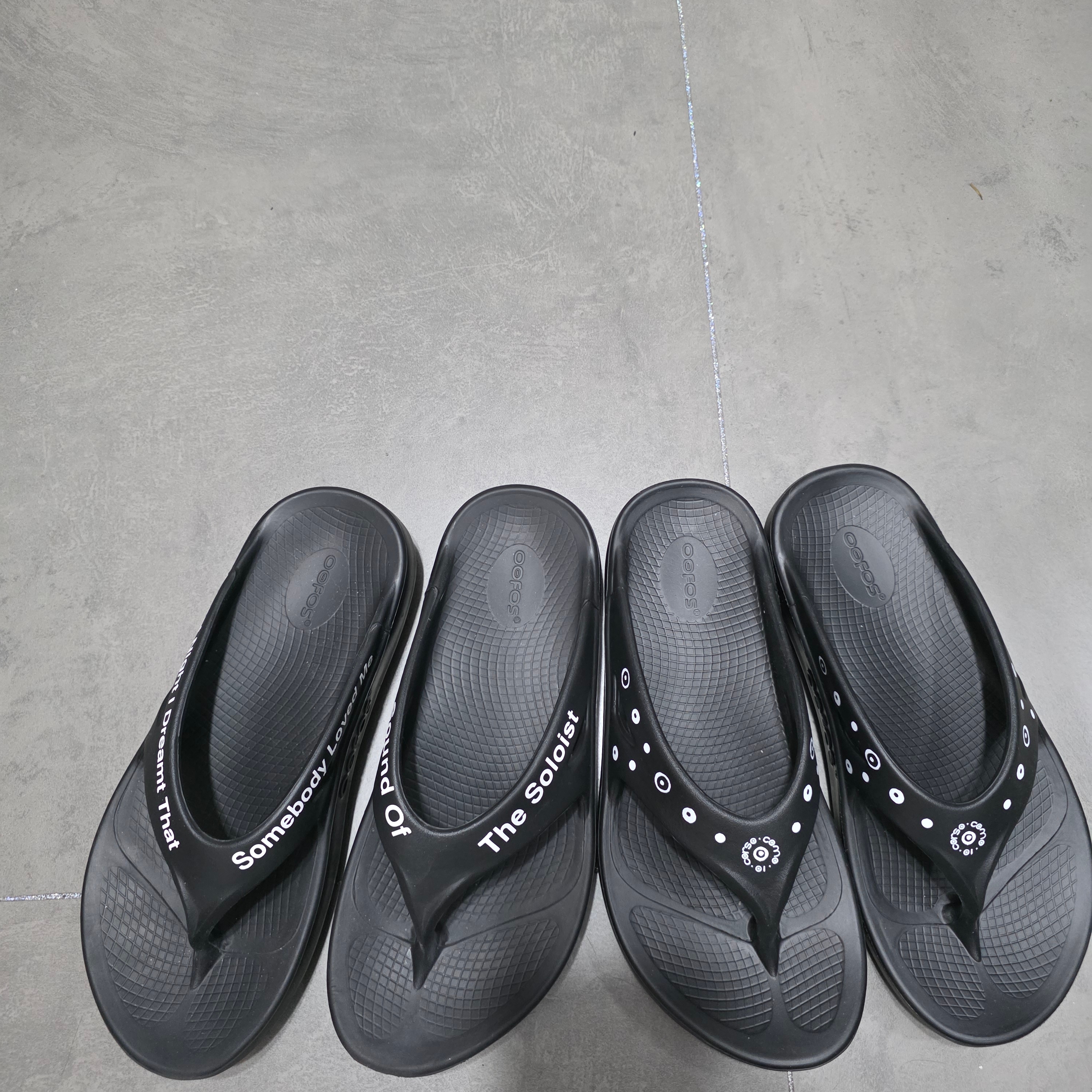 Oofos x 10 Corso Como Flip Flop Black 착용 스타일