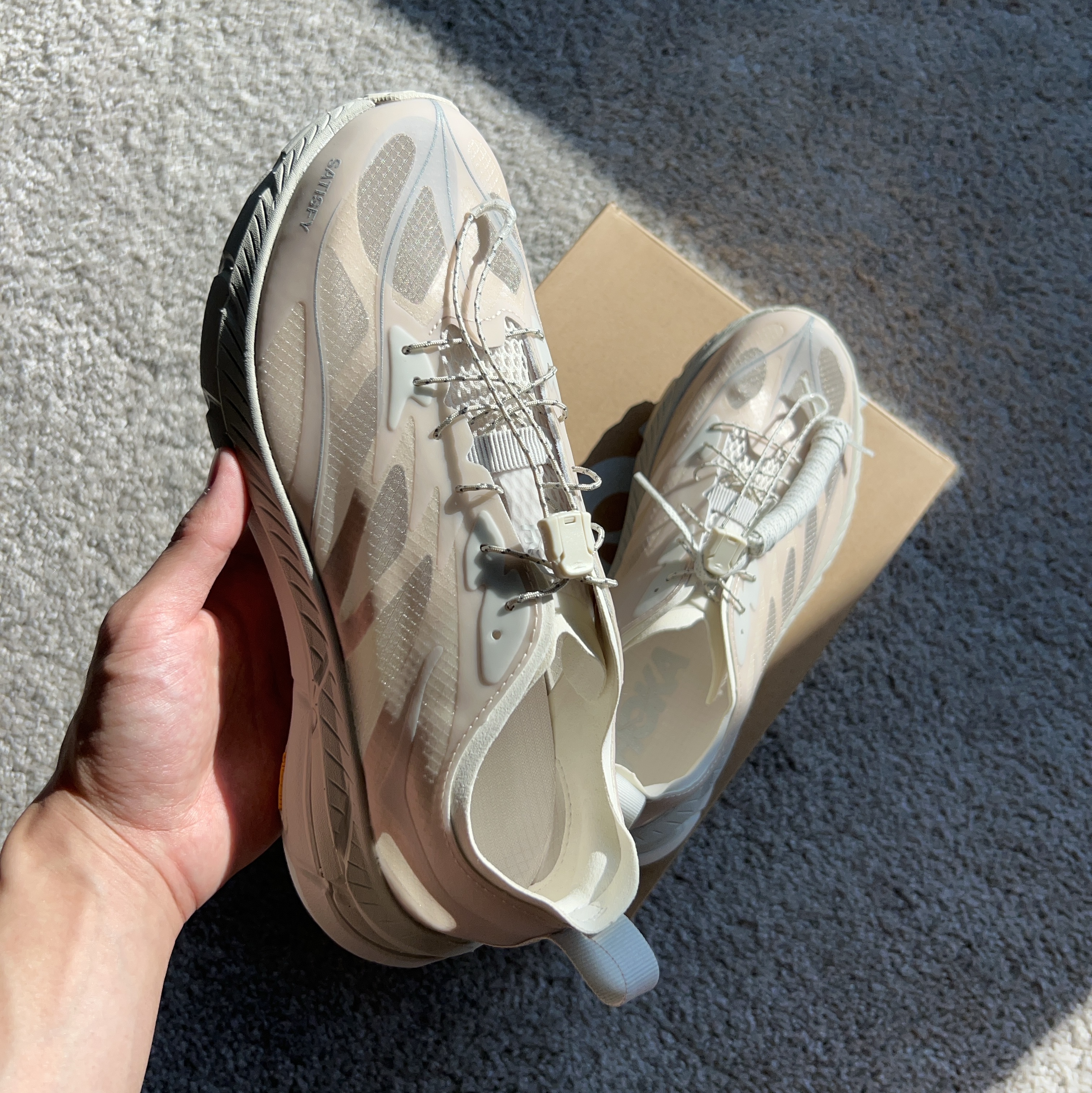 Hoka x Satisfy Mafate Speed 4 Lite Bone 착용 스타일 - 2