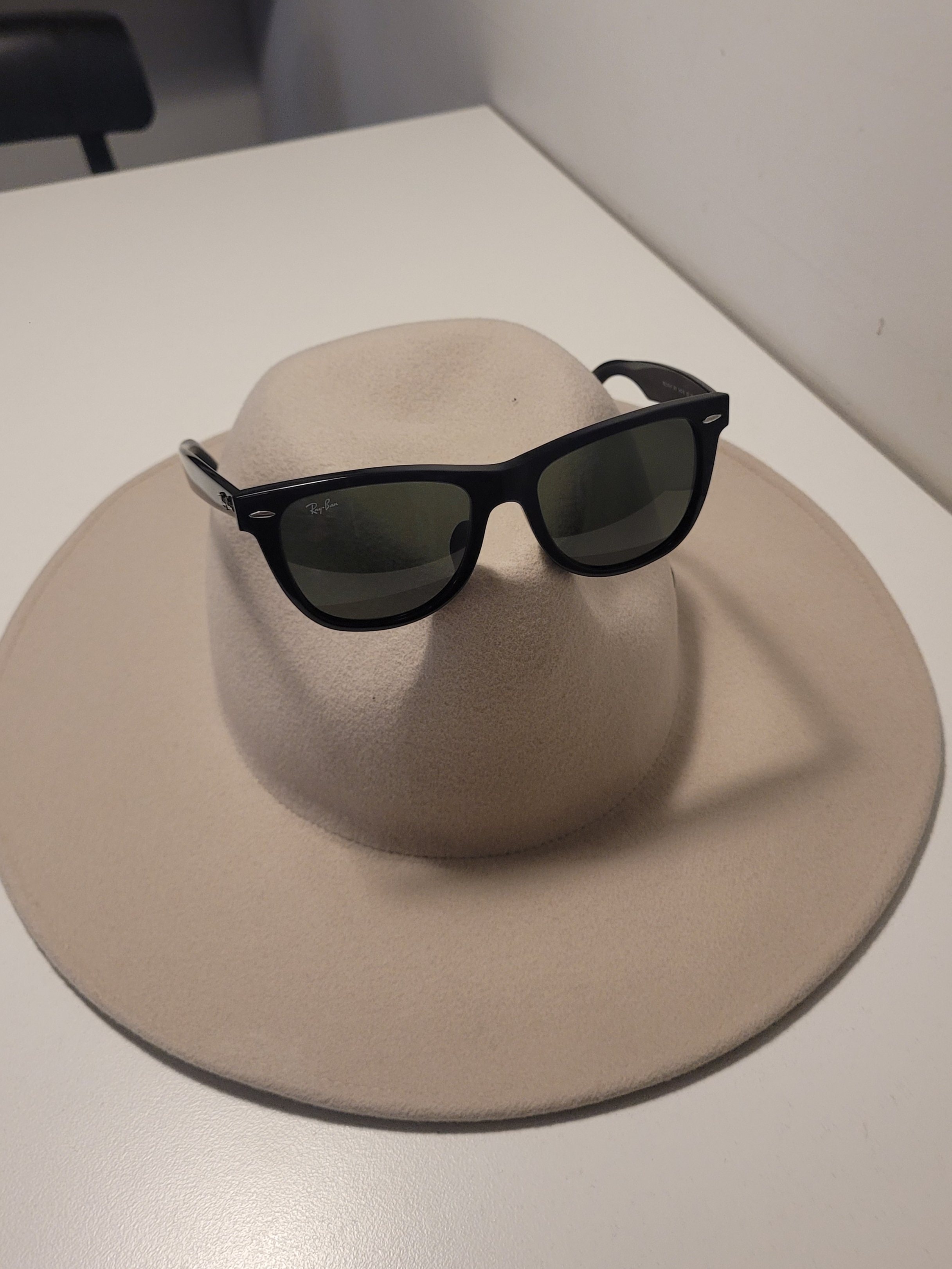COS Quilted Oversized Shoulder Bag Off White Light Beige, Ray-Ban Original Wayfarer Classic Polished Black Frame Green Classic G-15 Lenses Low Bridge Fit 착용 스타일 - 3