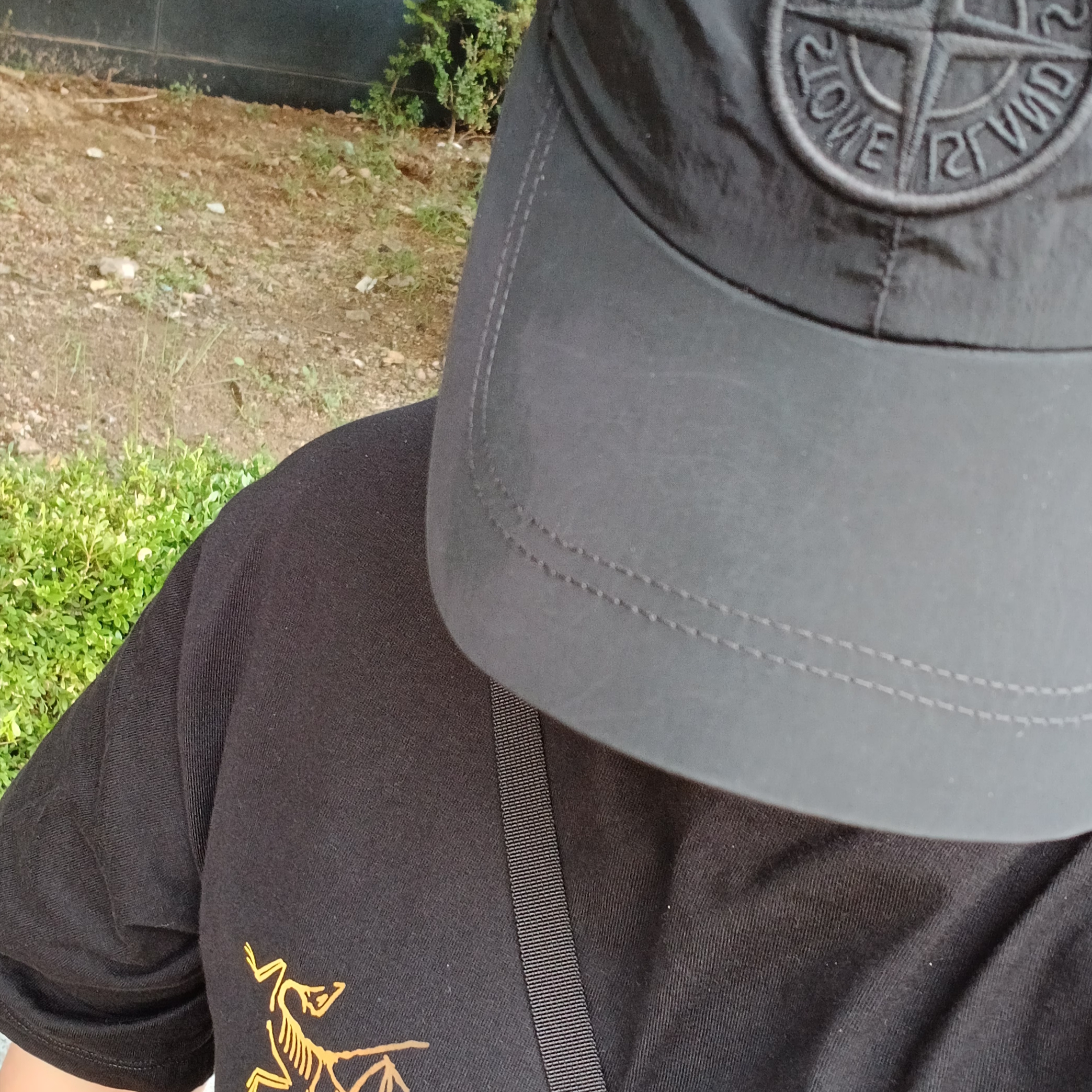 Arc'teryx Kragg Cotton Logo SS T-Shirt 24K Black, Arc'teryx Heliad 6 Crossbody Bag Black 착용 스타일 - 2