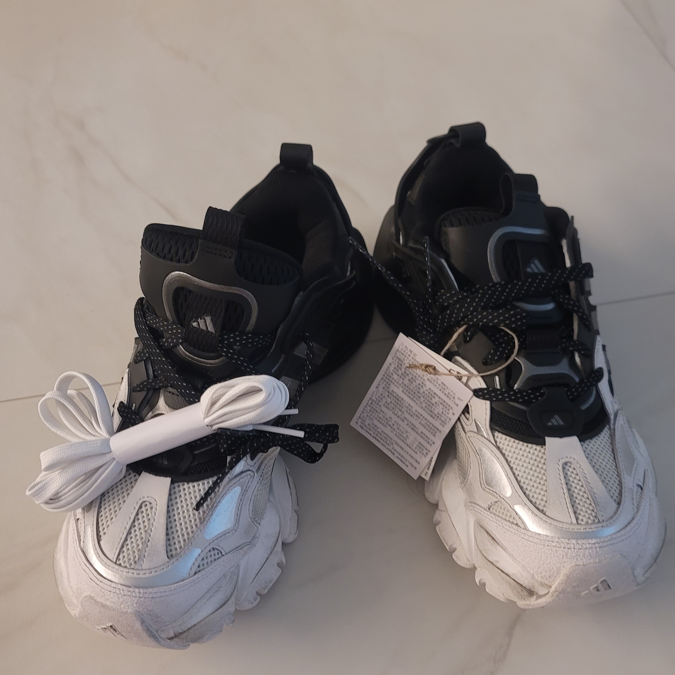 Adidas Vento XLG Runner Deluxe Sneakers White Black 착용 스타일