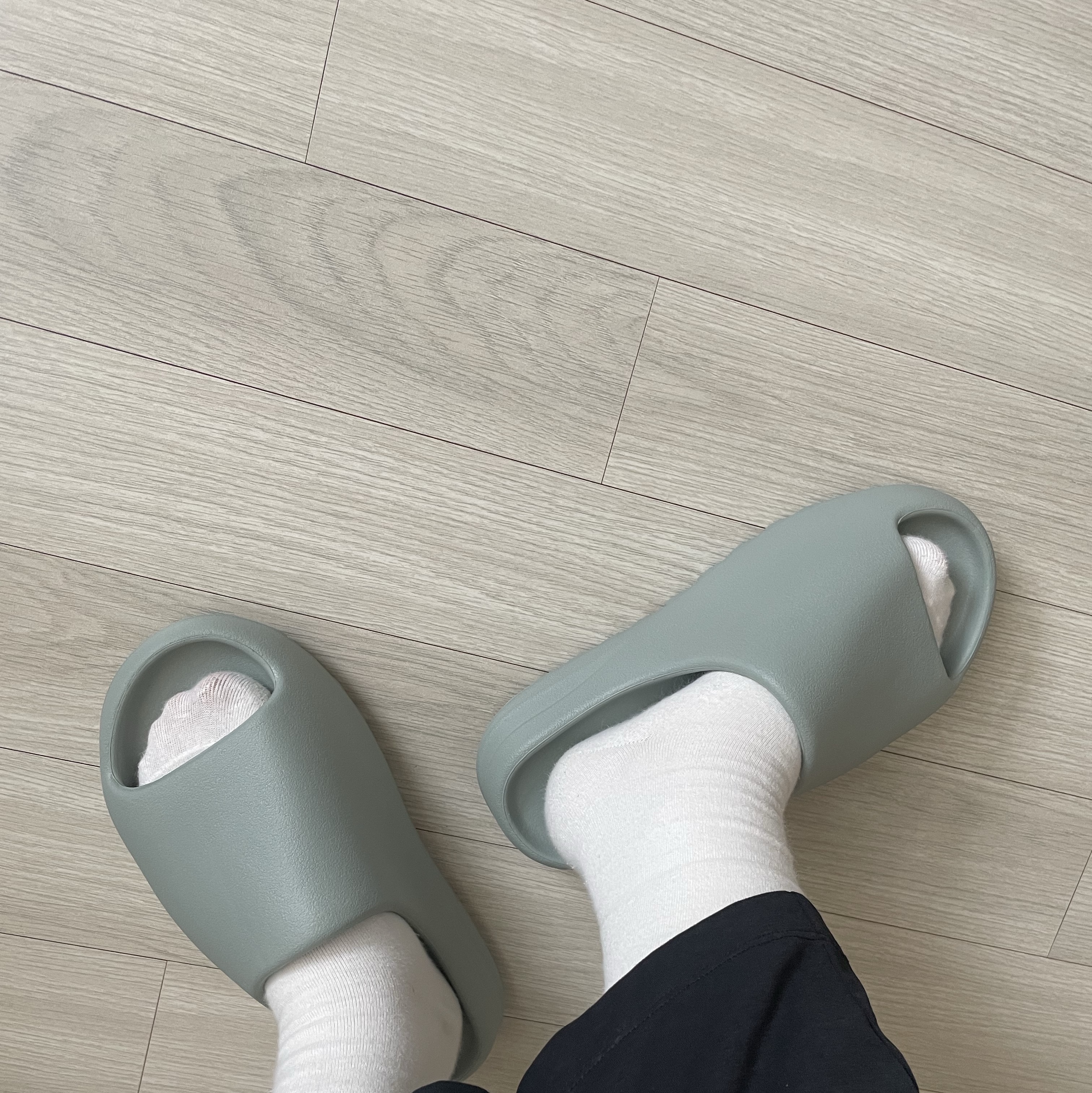 Adidas Yeezy Slide Salt 착용 스타일 - 1