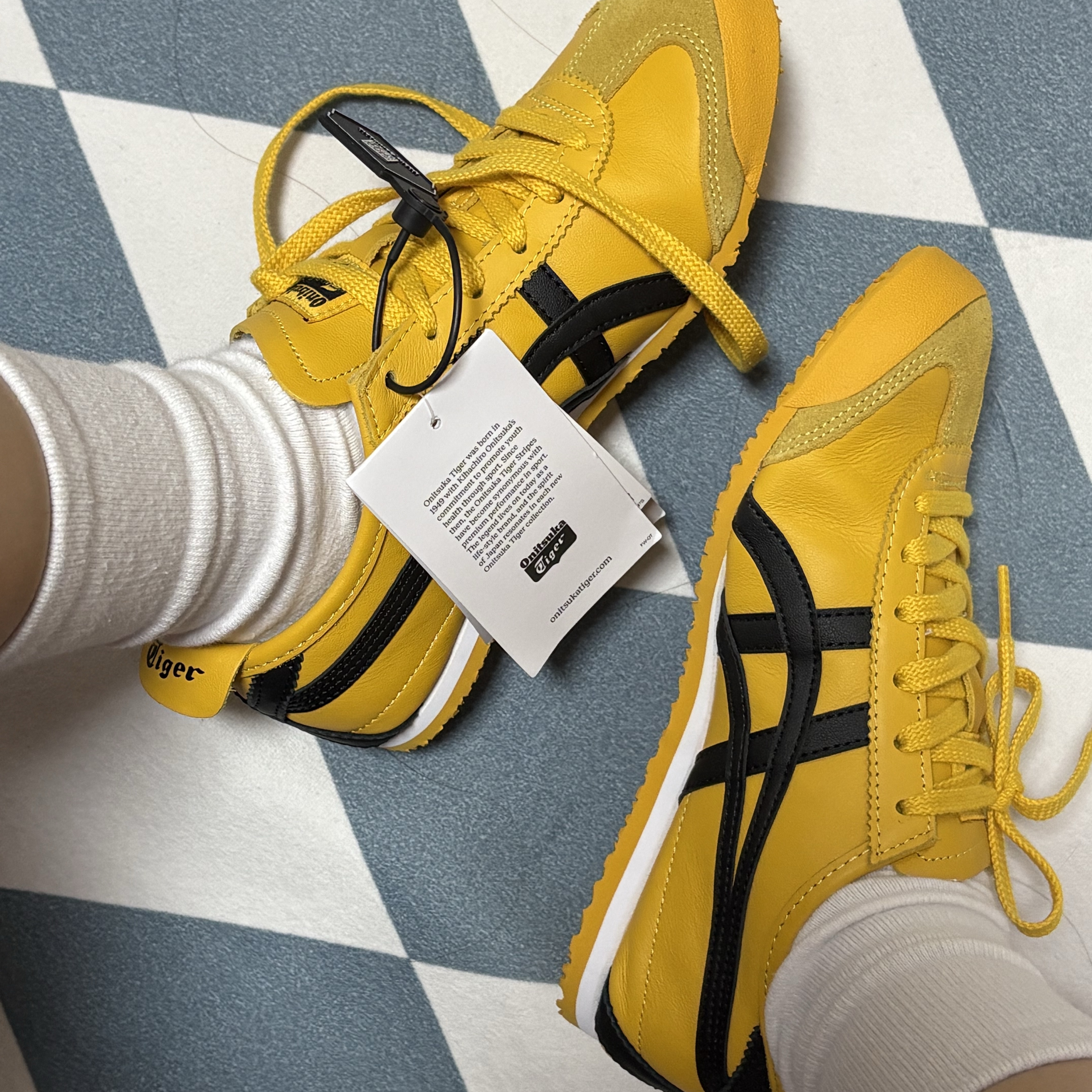 Onitsuka Tiger Mexico 66 Yellow Black 착용 스타일 - 3