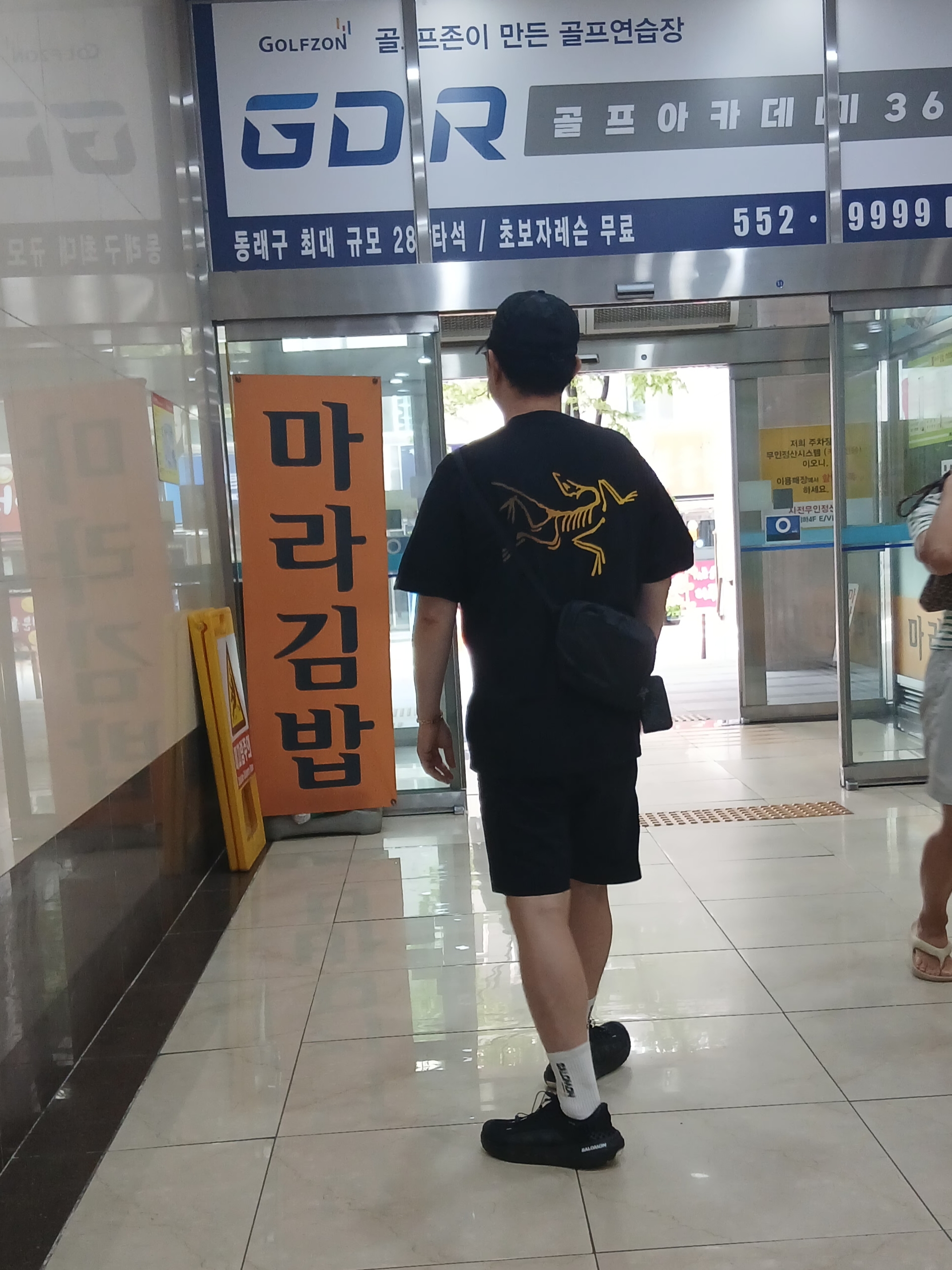 Hoka Ora Athletic Slide Black White, Arc'teryx Kragg Cotton Logo SS T-Shirt 24K Black 착용 스타일 - 7