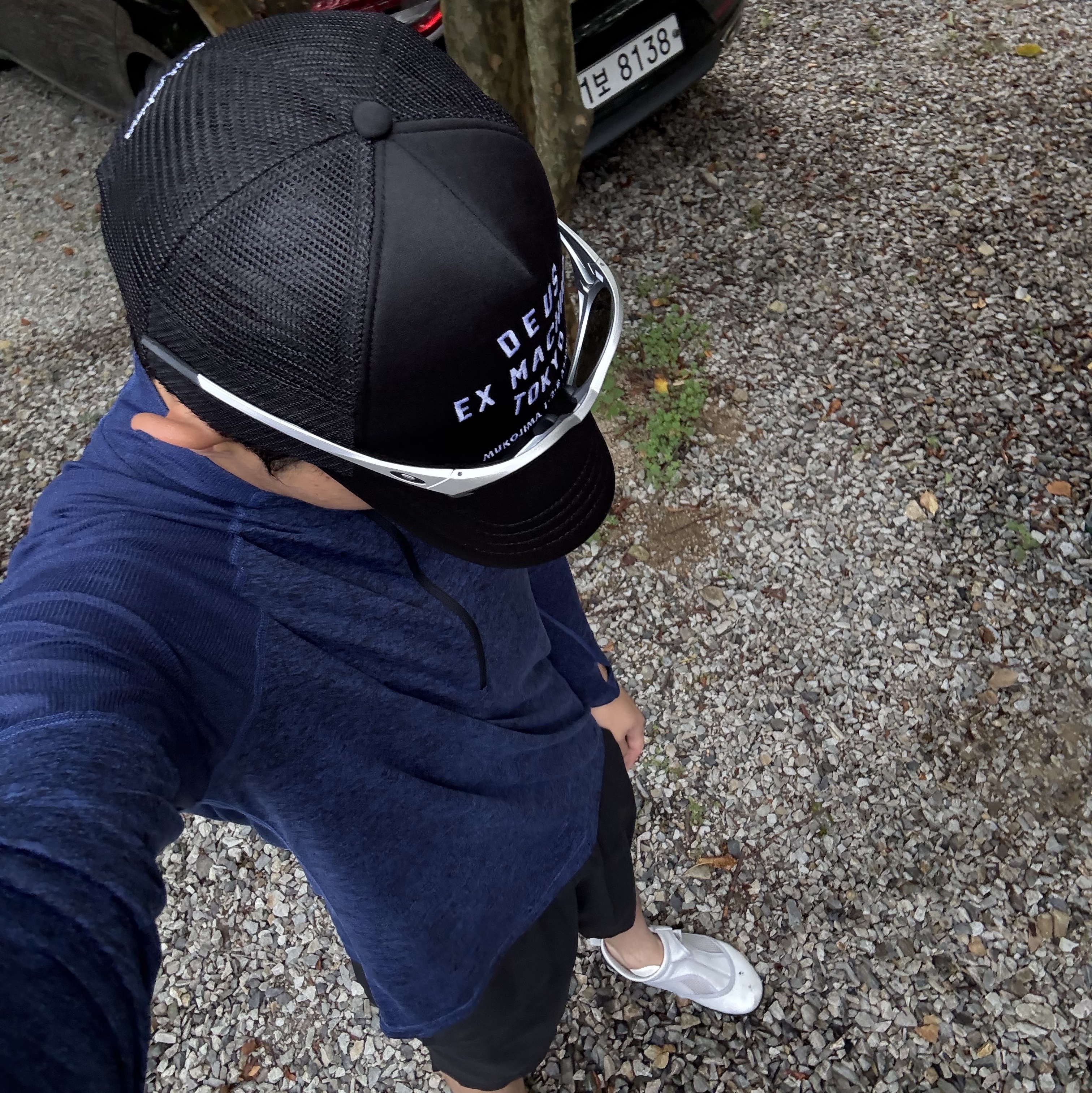 Deus Ex Machina Tokyo Asakusa Address Trucker Cap Black, Oakley Eye Jacket Redux Matte Black Frame Prizm Grey Lenses High Bridge Fit 착용 스타일