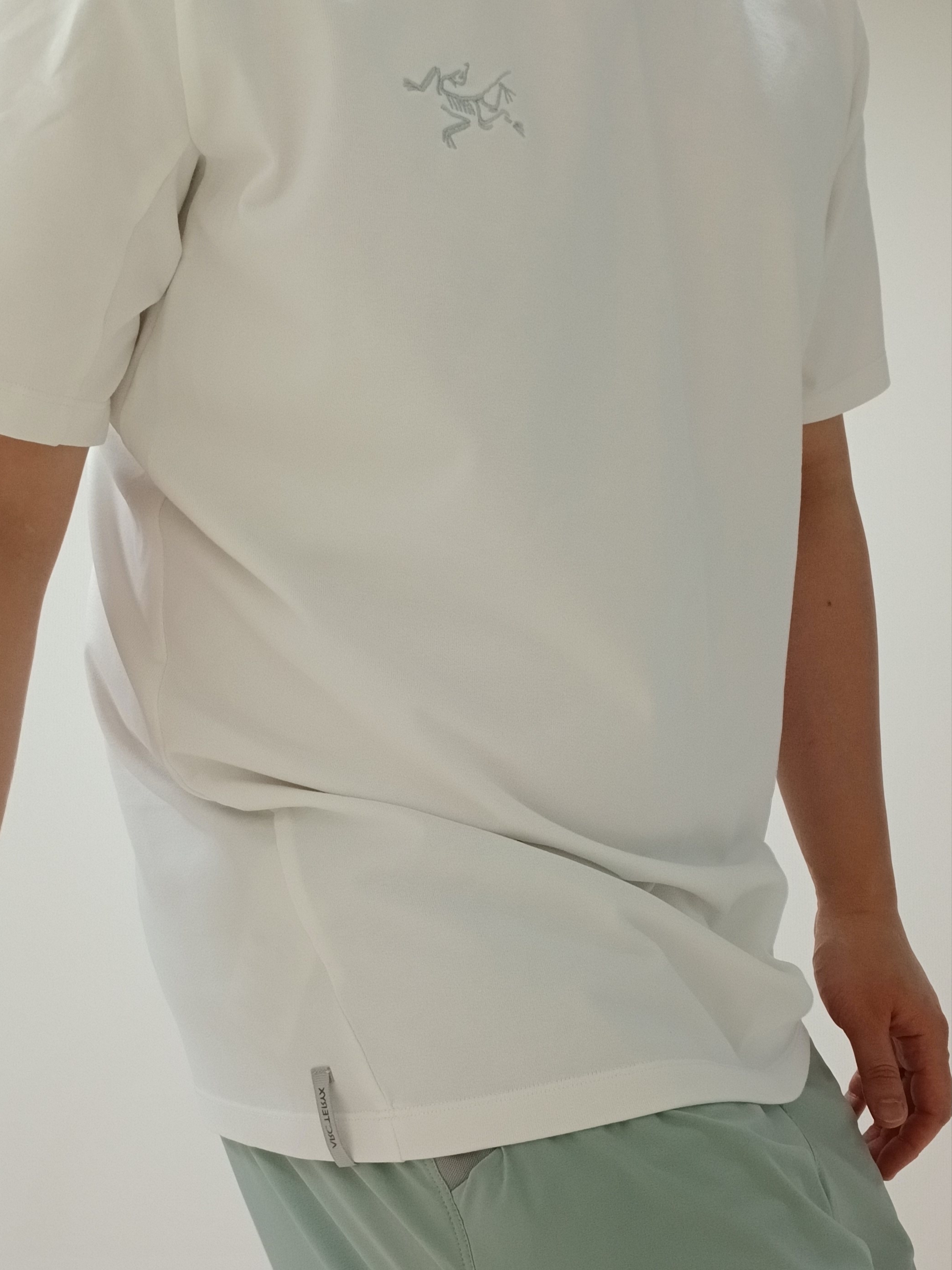 Arc'teryx Captive Arc'word SS T-Shirt White Light, Hoka Ora Athletic Slide Black White 착용 스타일 - 2