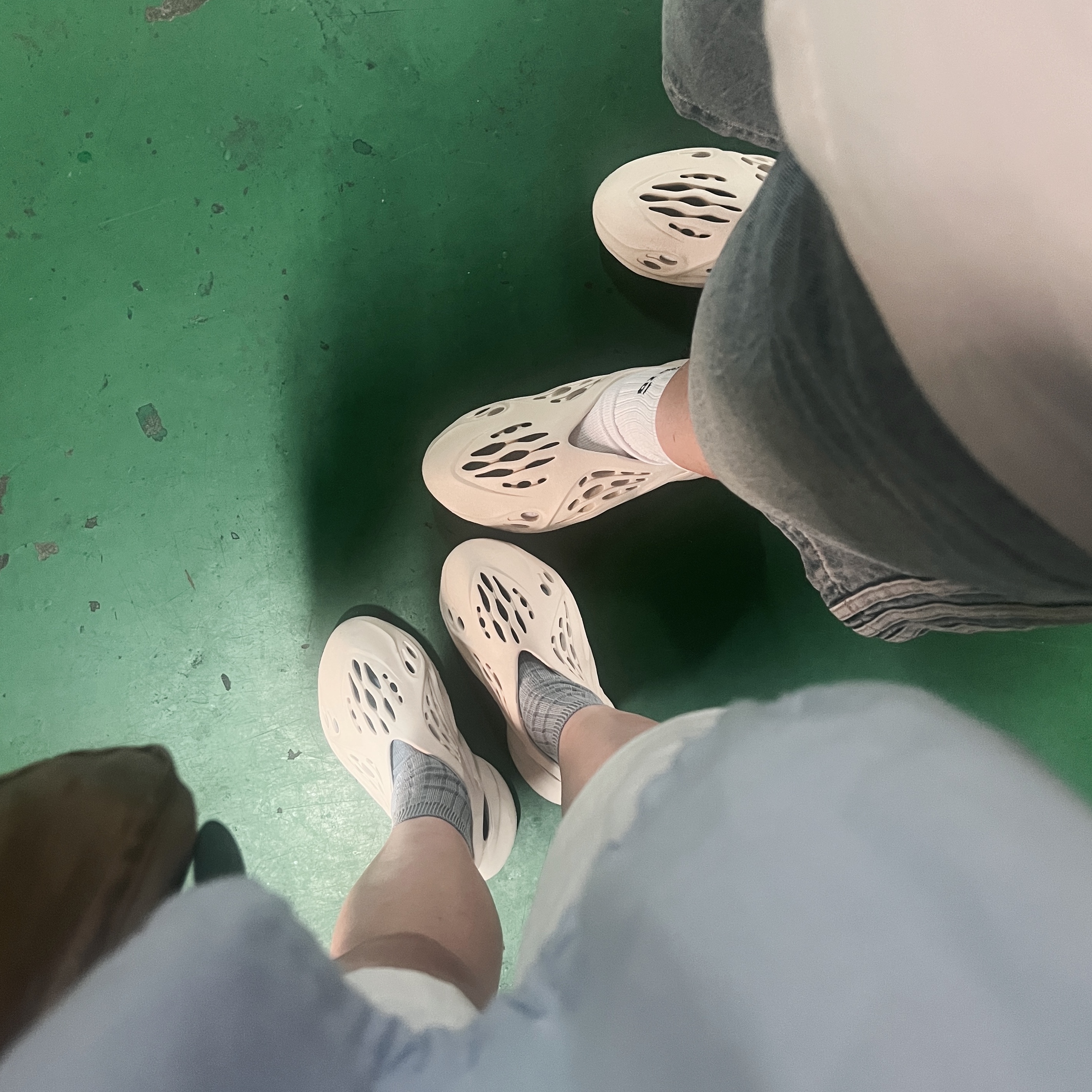 Adidas Yeezy Foam RNNR Sand 착용 스타일