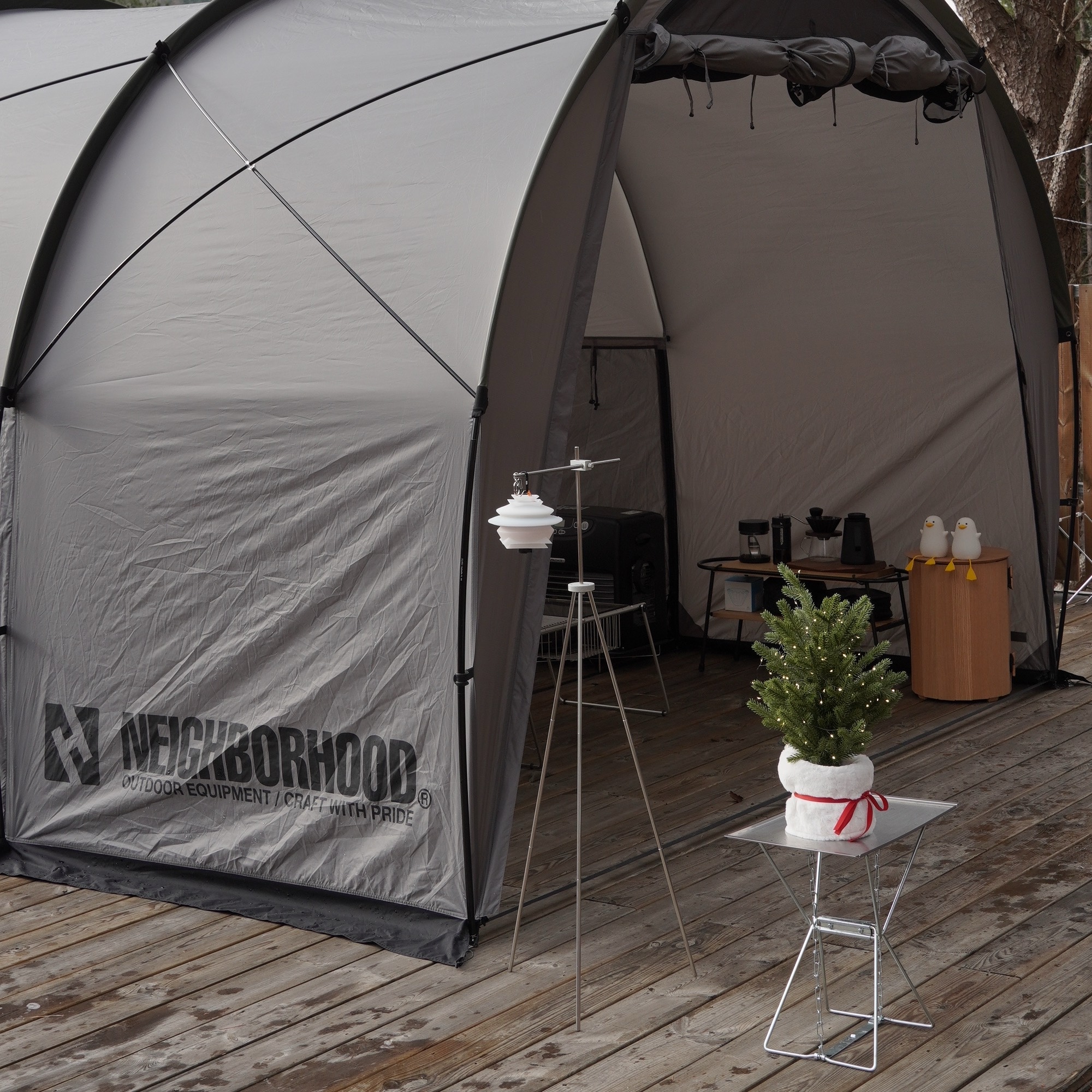 Helinox x Neighborhood Field Tunnel 4.35 Hangar Gray, New Balance x JJJJound 2002R Gore-Tex Pine 착용 스타일 - 8