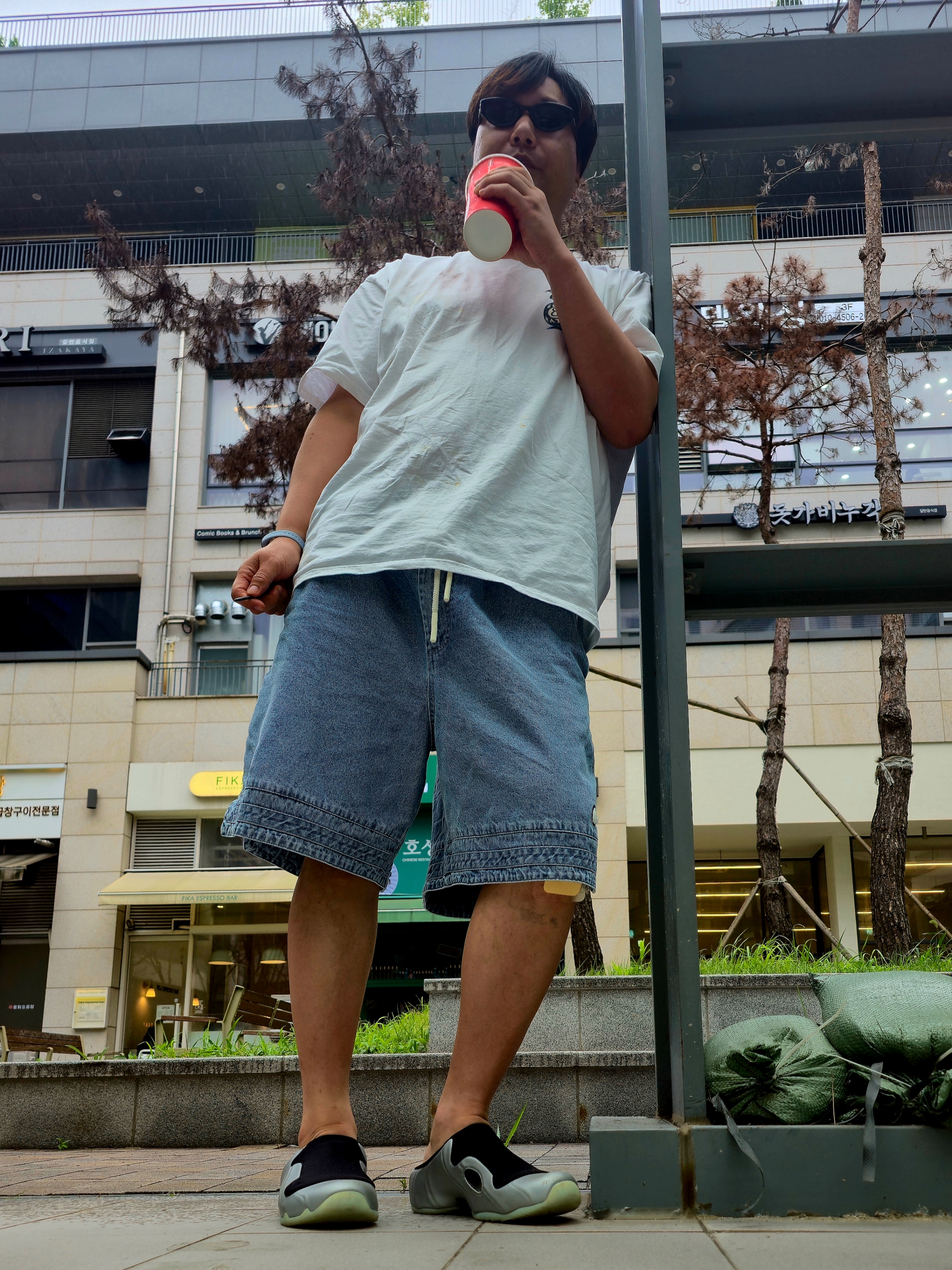 Stussy x Born X Raised 8 Ball T-Shirt White, Nike 10 Inch Denim Basketball Shorts Blue Grey Pale Ivory 착용 스타일