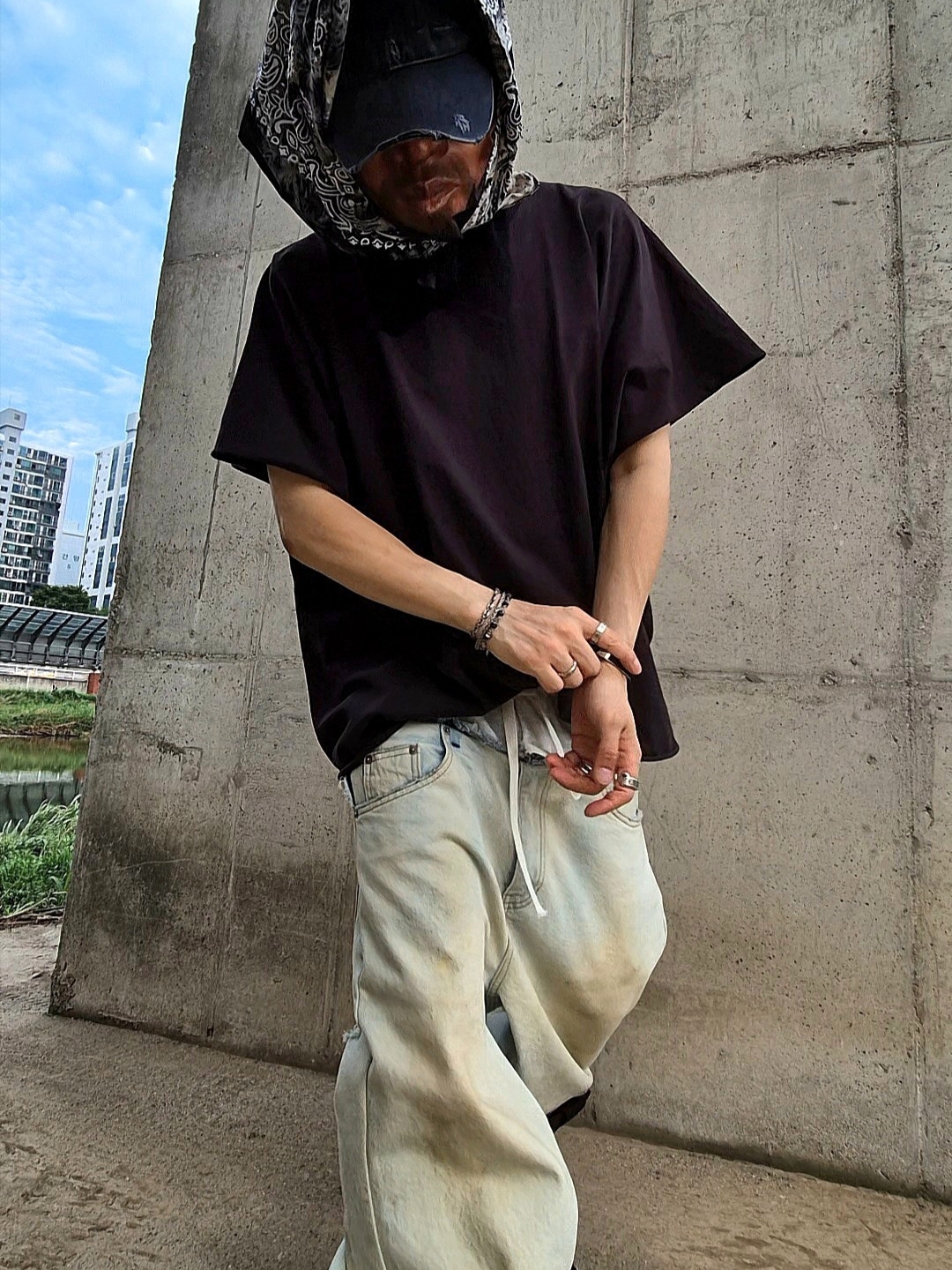 Yeezy One Box T-Shirt Black, Rick Owens Hollywood Mega Bumper Geobasket in Full Grain Calf Leather Black Milk 착용 스타일 - 2