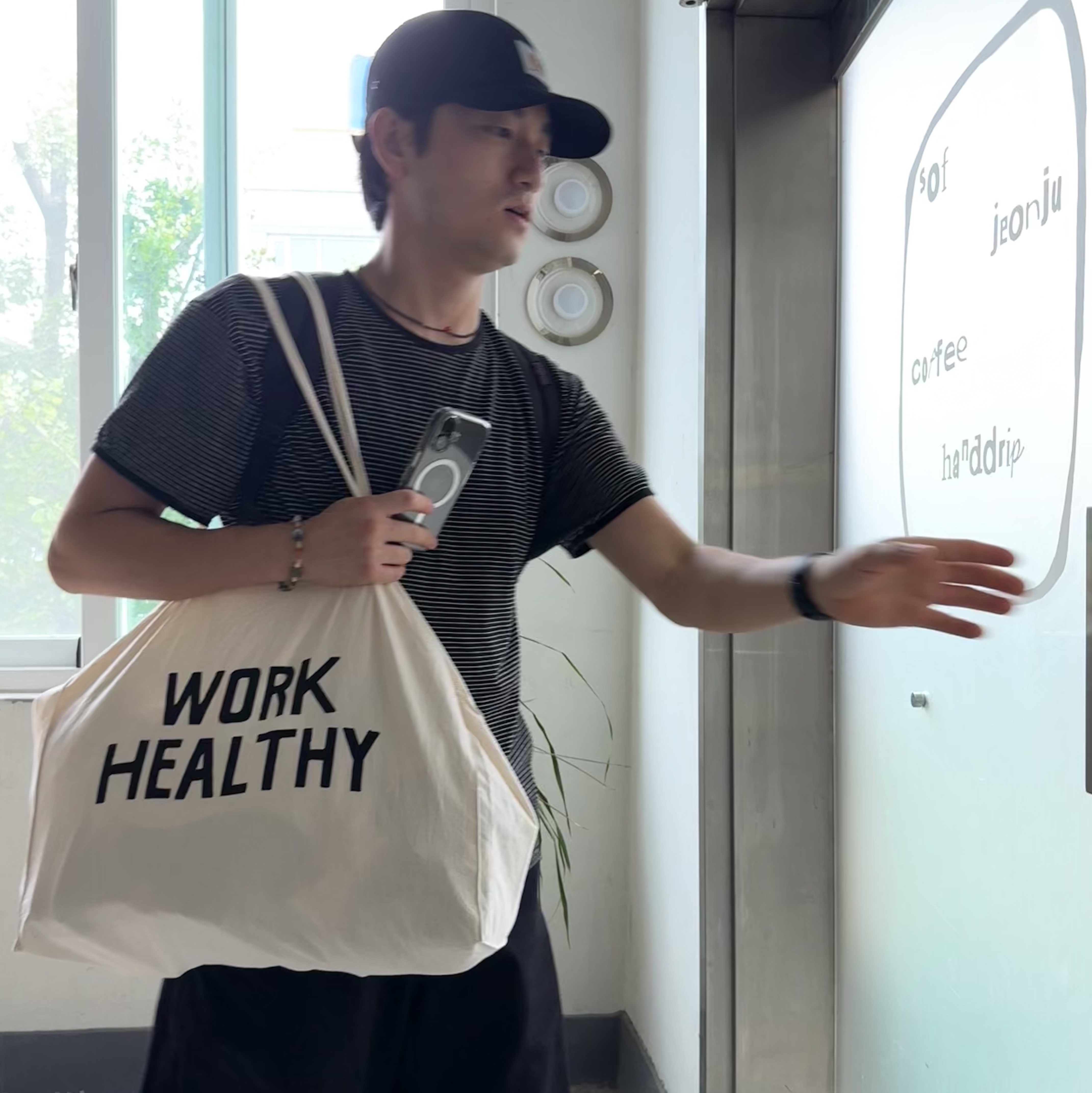 Collect Pieces Work Healthy Market Bag Natural, Carhartt WIP Backley Cap Black 착용 스타일