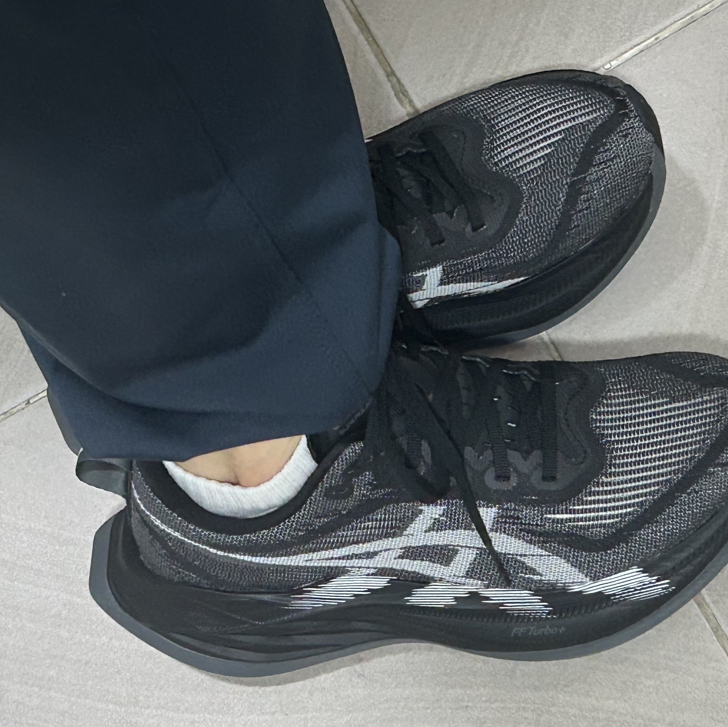 Asics Superblast 2 Black White 착용 스타일 - 2