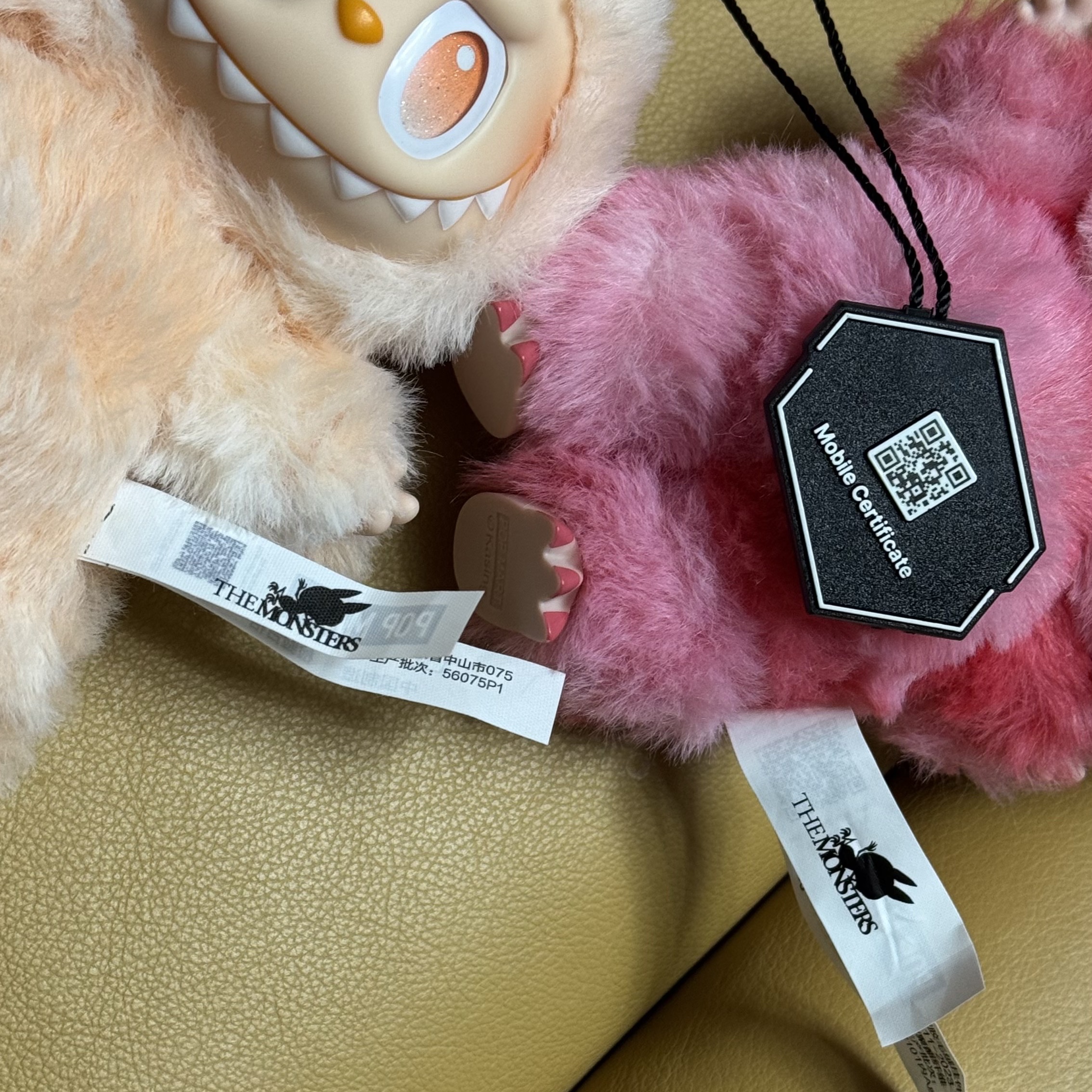 Pop Mart Labubu The Monsters Highlight Series Happiness Keyring (Opened Case), Pop Mart Labubu The Monsters Highlight Series Love Keyring (Opened Case) 착용 스타일 - 1