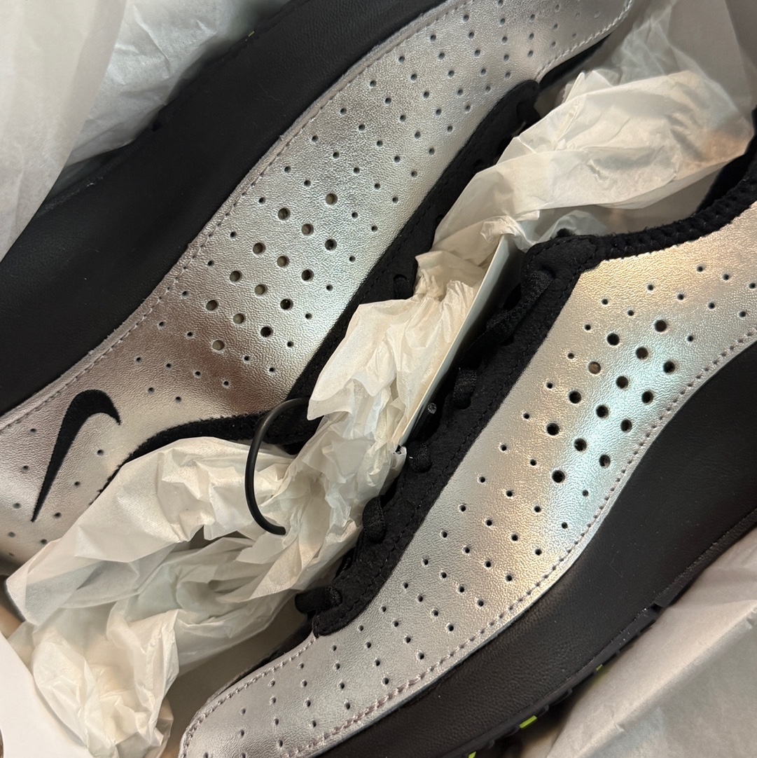 (W) Nike Air Superfly Metallic Silver and Black 착용 스타일 - 2