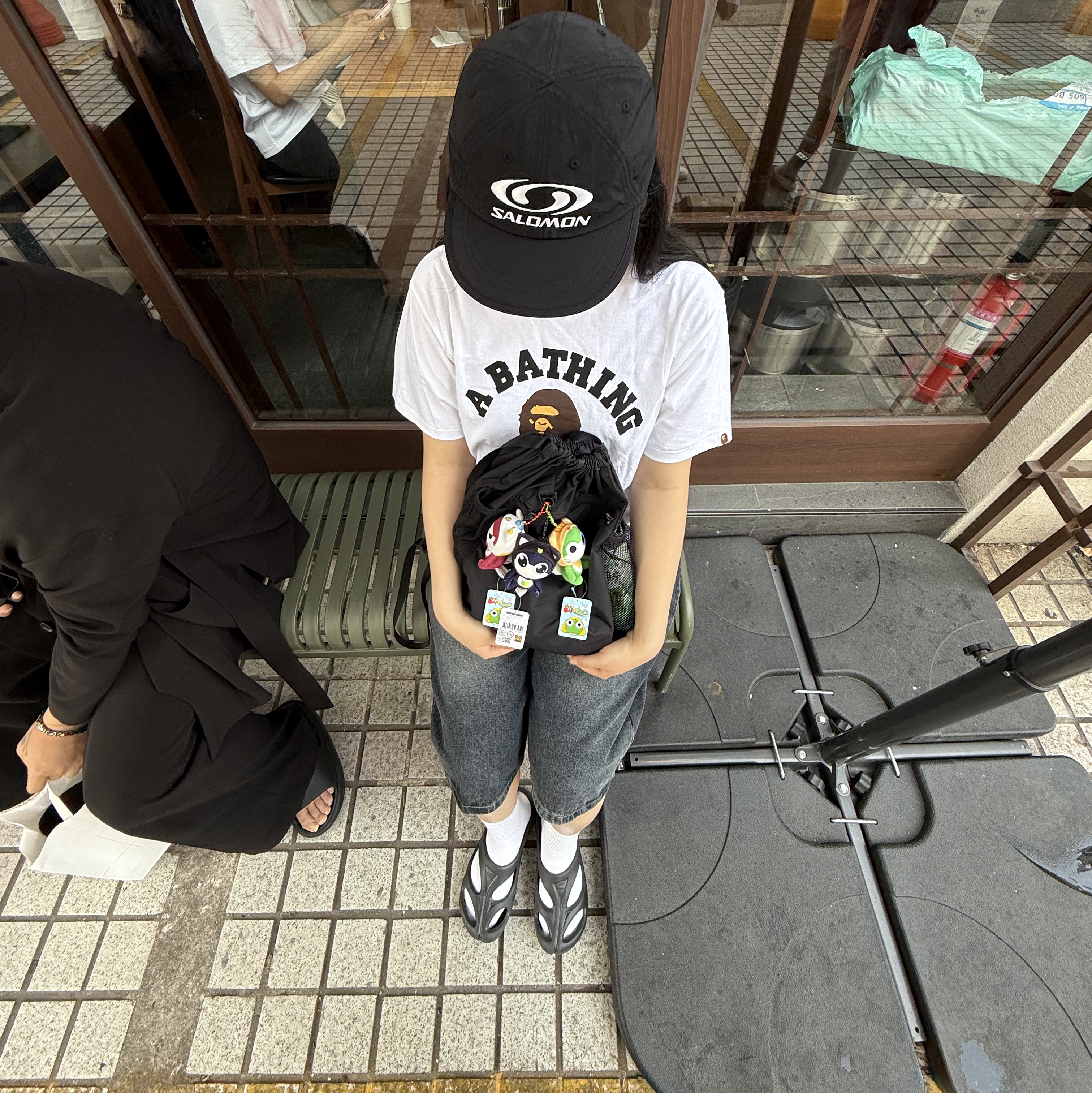 Salomon Link 6 Panel Cap Black, BAPE College T-Shirt White 착용 스타일