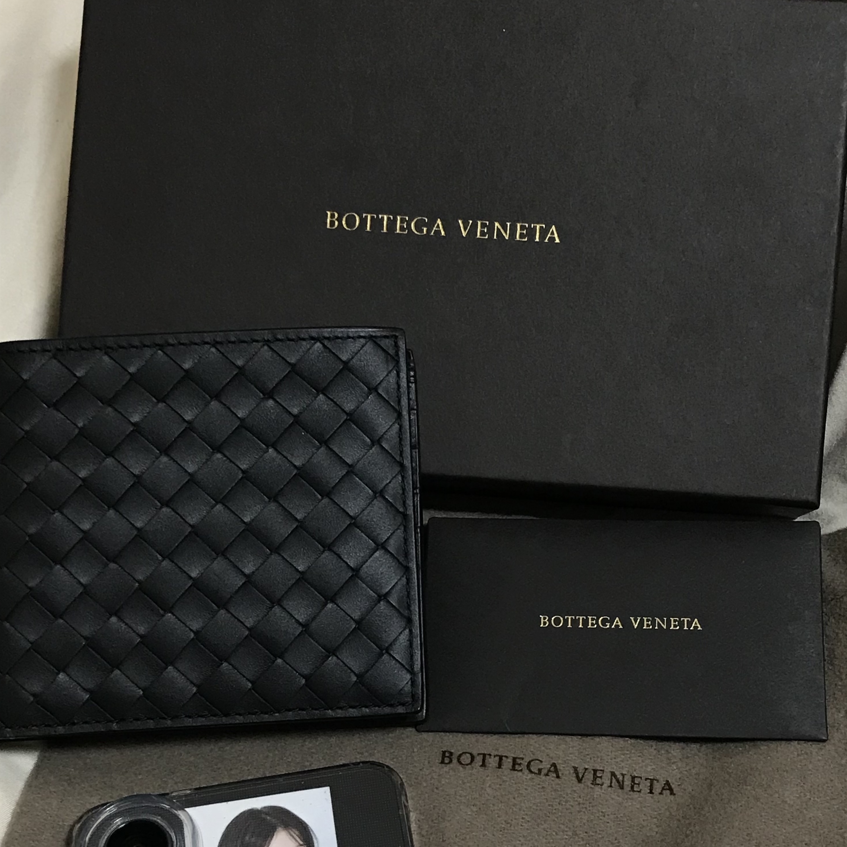 Bottega Veneta Bi-Fold Wallet Black 착용 스타일