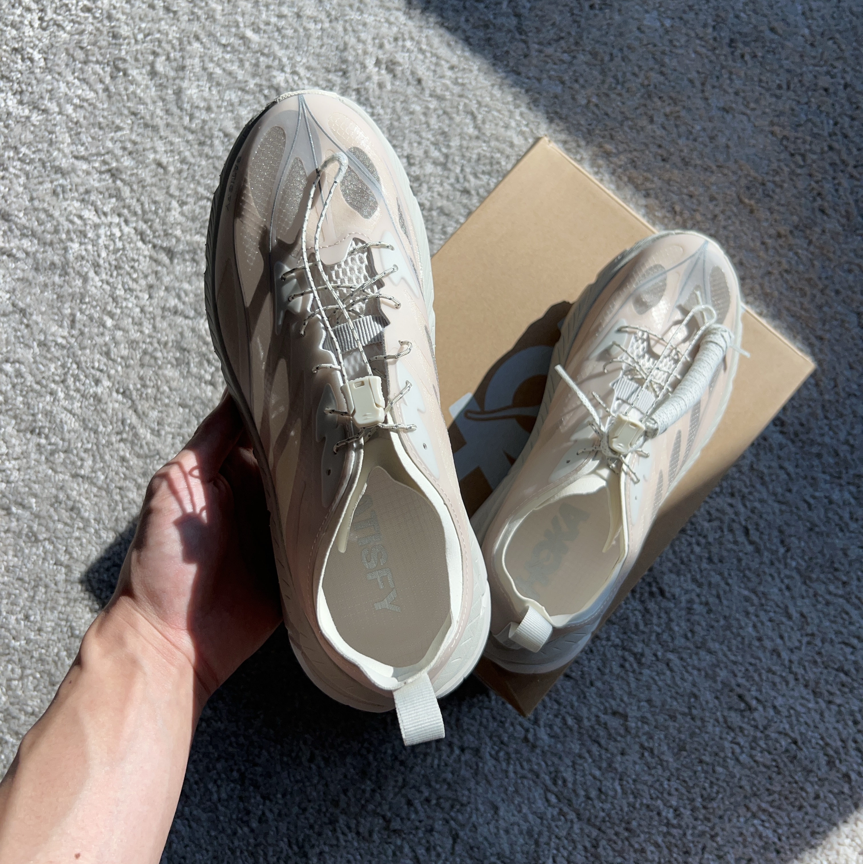 Hoka x Satisfy Mafate Speed 4 Lite Bone 착용 스타일 - 1