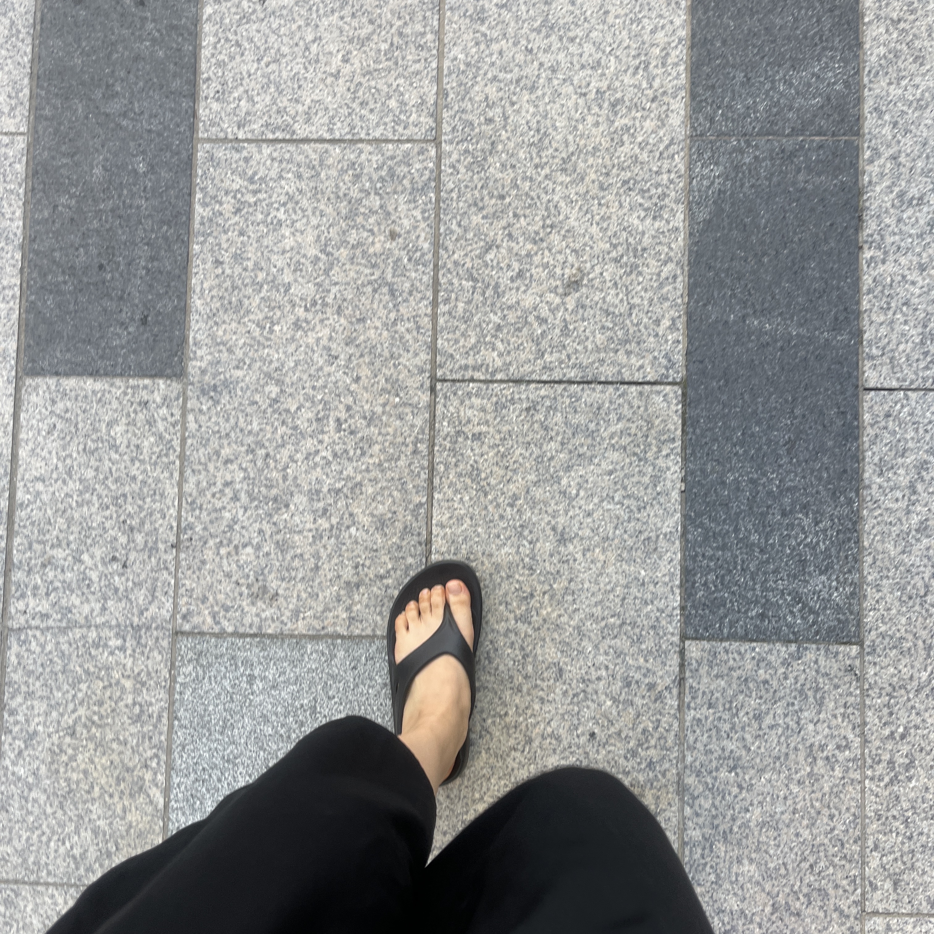 Oofos OOriginal Black 착용 스타일