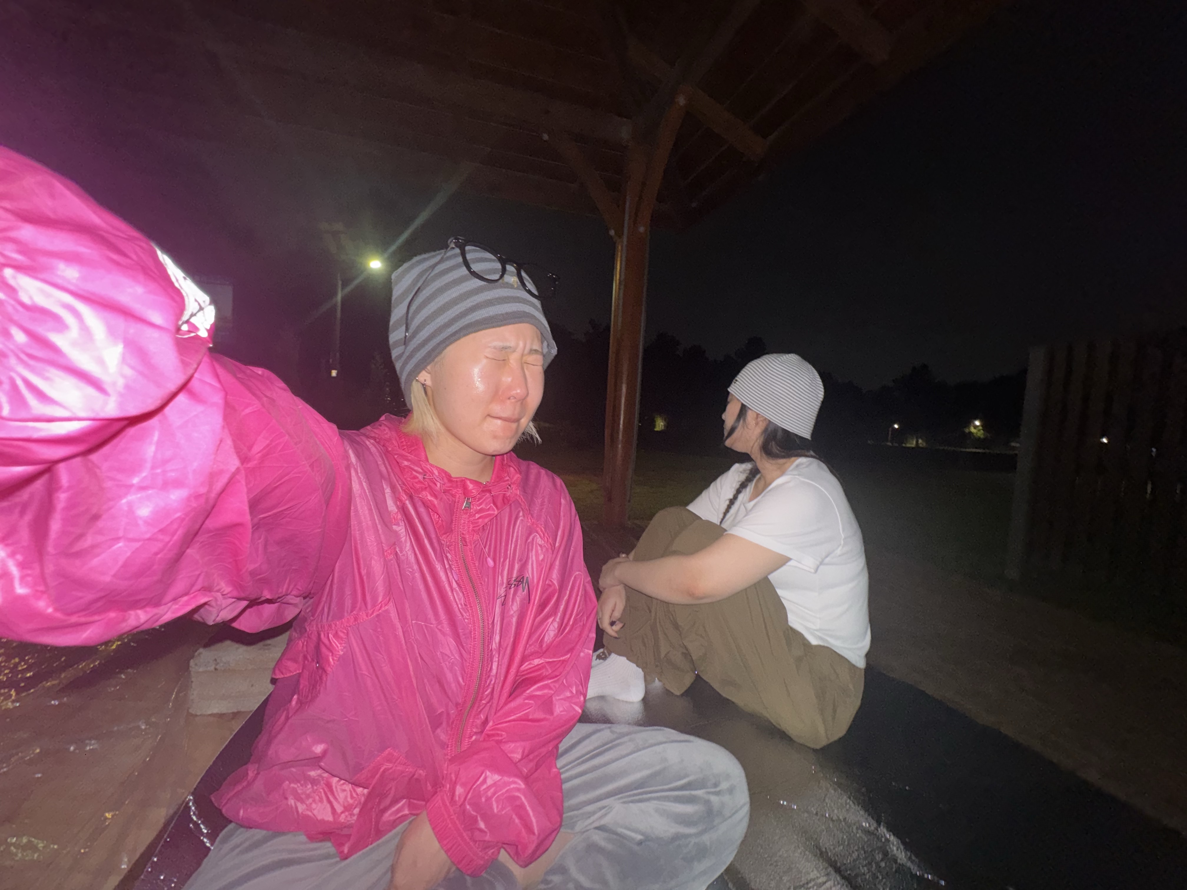 Stussy Beach Shell Wrinkled Nylon Jacket Magenta 착용 스타일 - 1