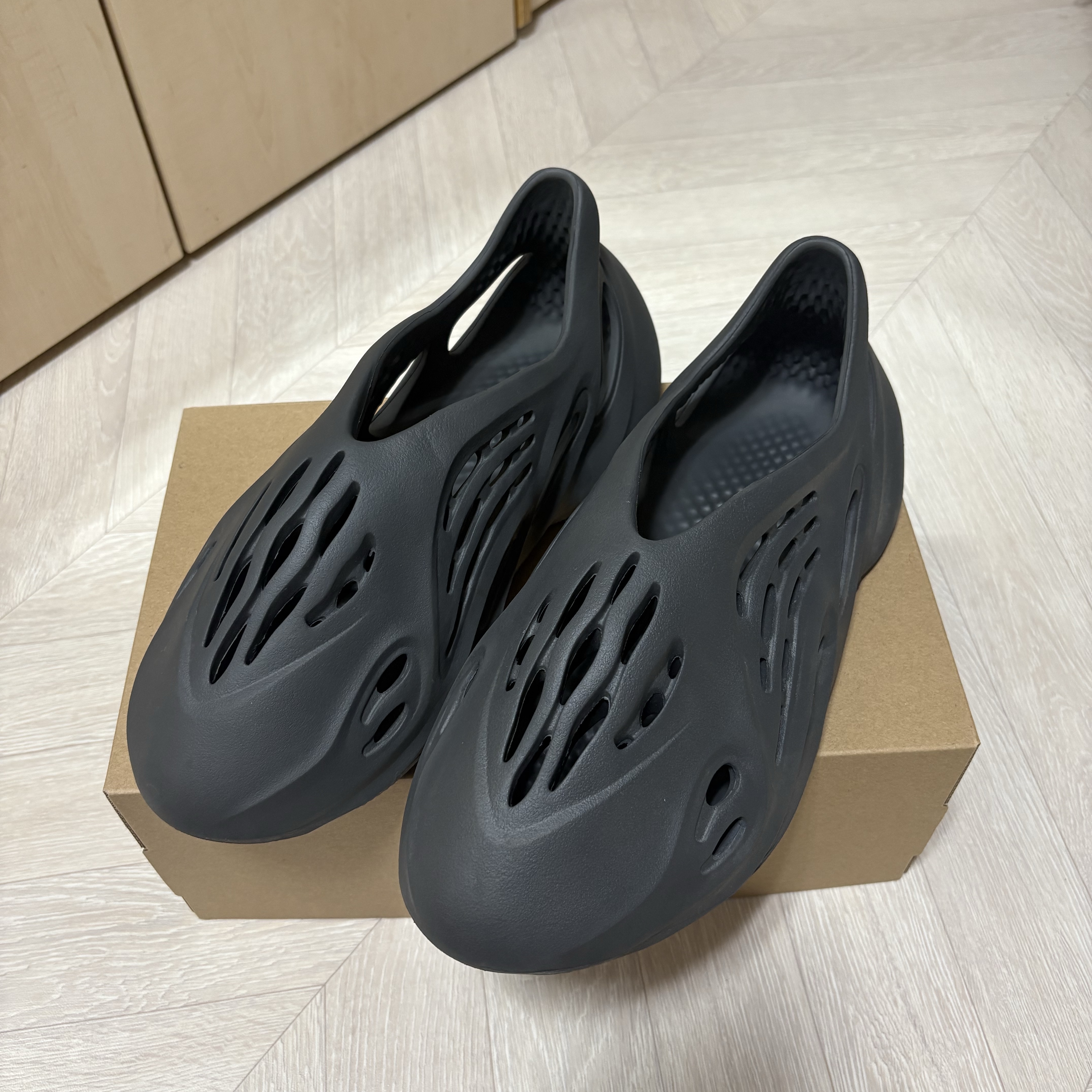 Adidas Yeezy Foam RNNR Carbon 착용 스타일